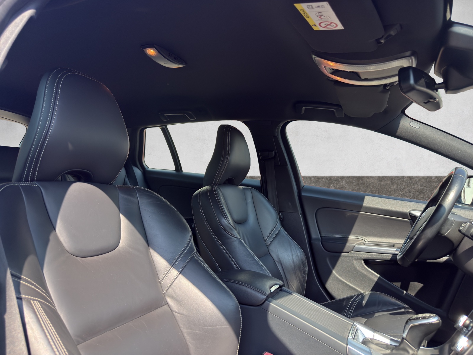 VOLVO V60 D5 Momentum Geartronic-image-16
