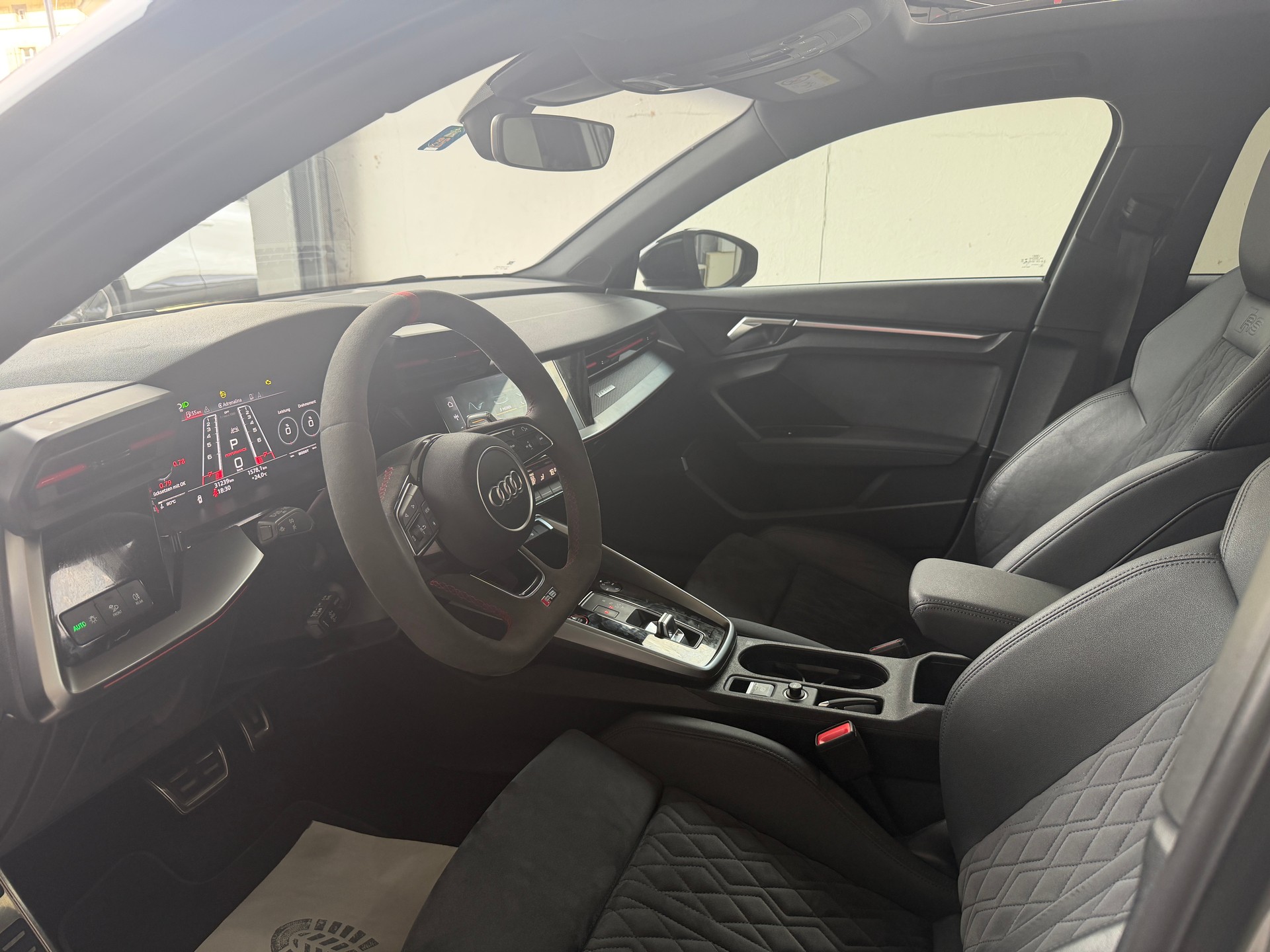 AUDI RS3 Limousine 2.5 TSI quattro S-tronic-image-5