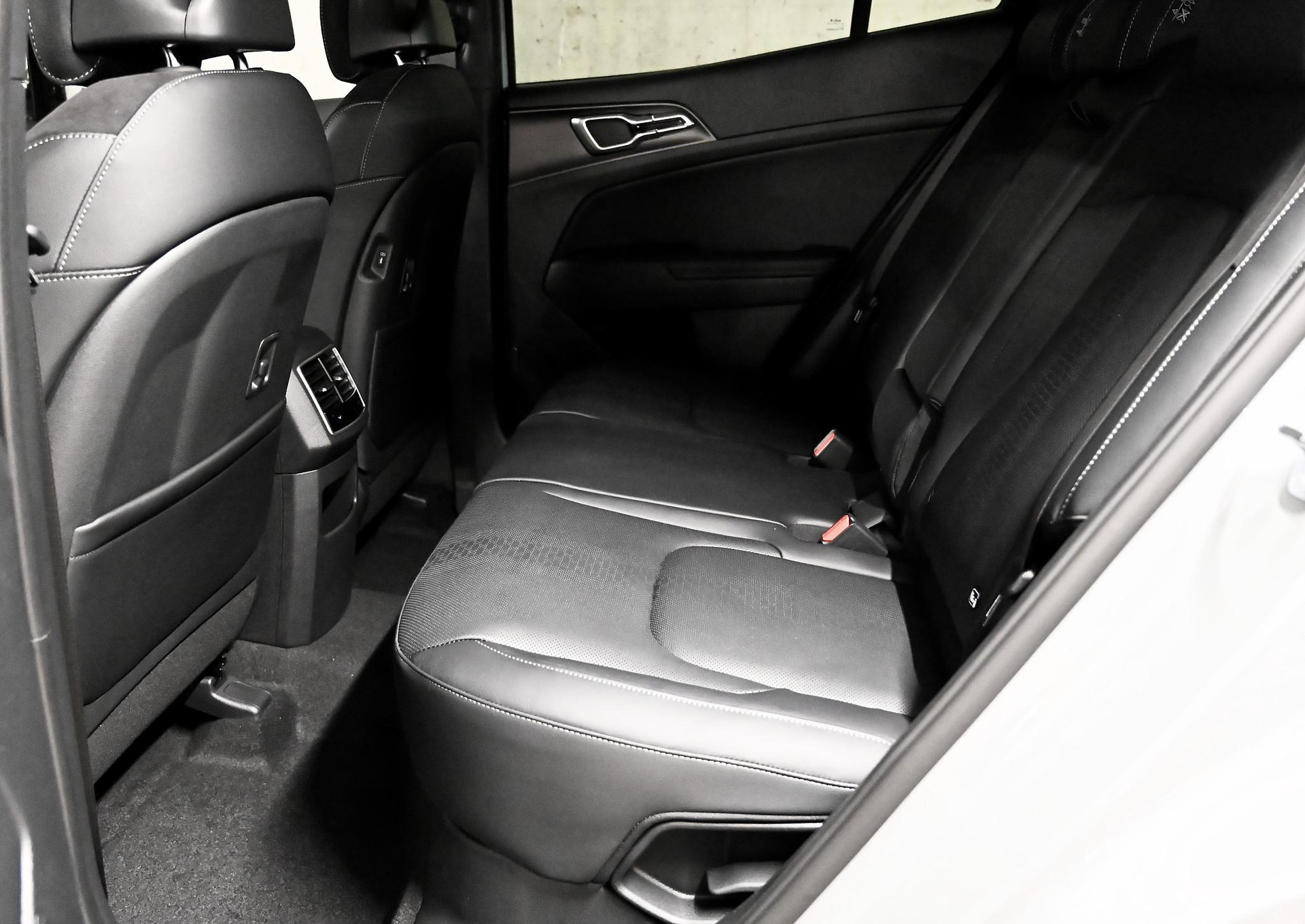 KIA Sportage 1.6 T-GDi Hybrid Black Edition-image-10