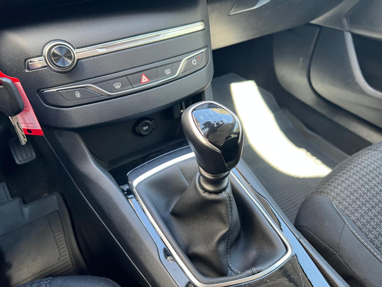 PEUGEOT 308 SW 1.2 PureTech 130 Allure S/S-image-17
