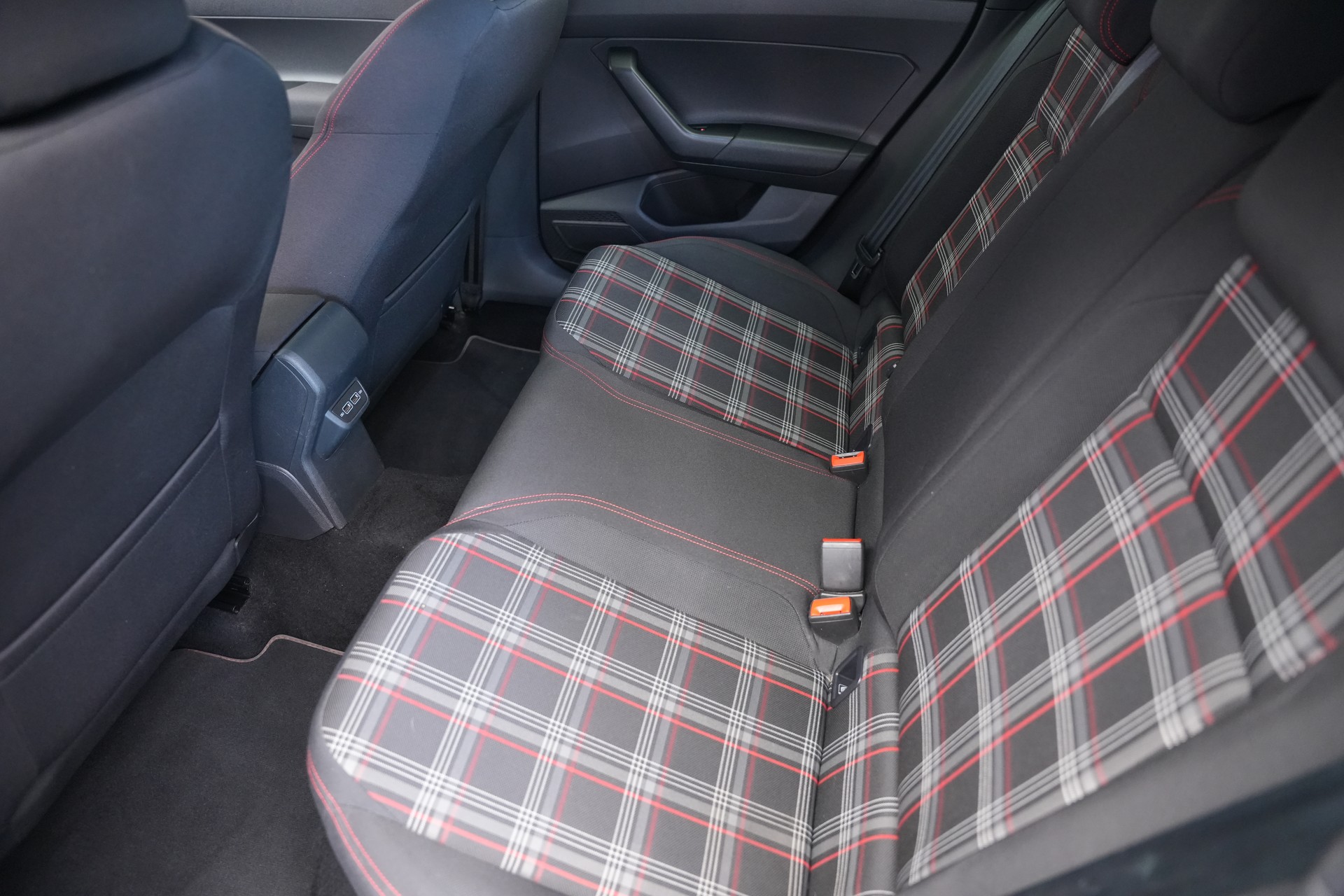 VW Polo 2.0 TSI GTI DSG *CH-Fahrzeug*-image-14