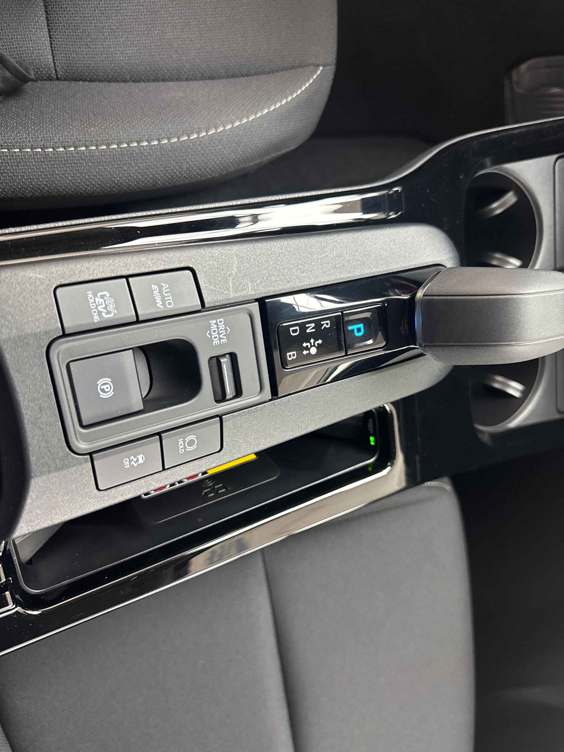 TOYOTA Prius 2.0 Plug-In-Hybrid Style-image-17