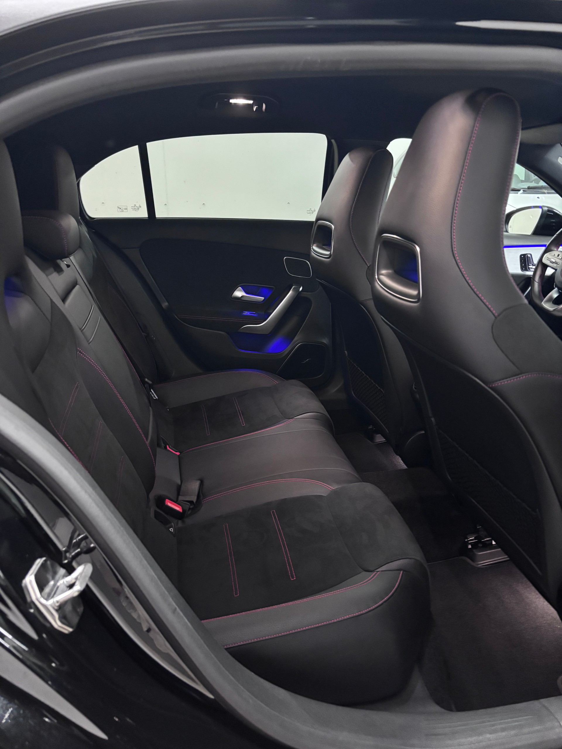 MERCEDES-BENZ A 200 d AMG Line-image-8