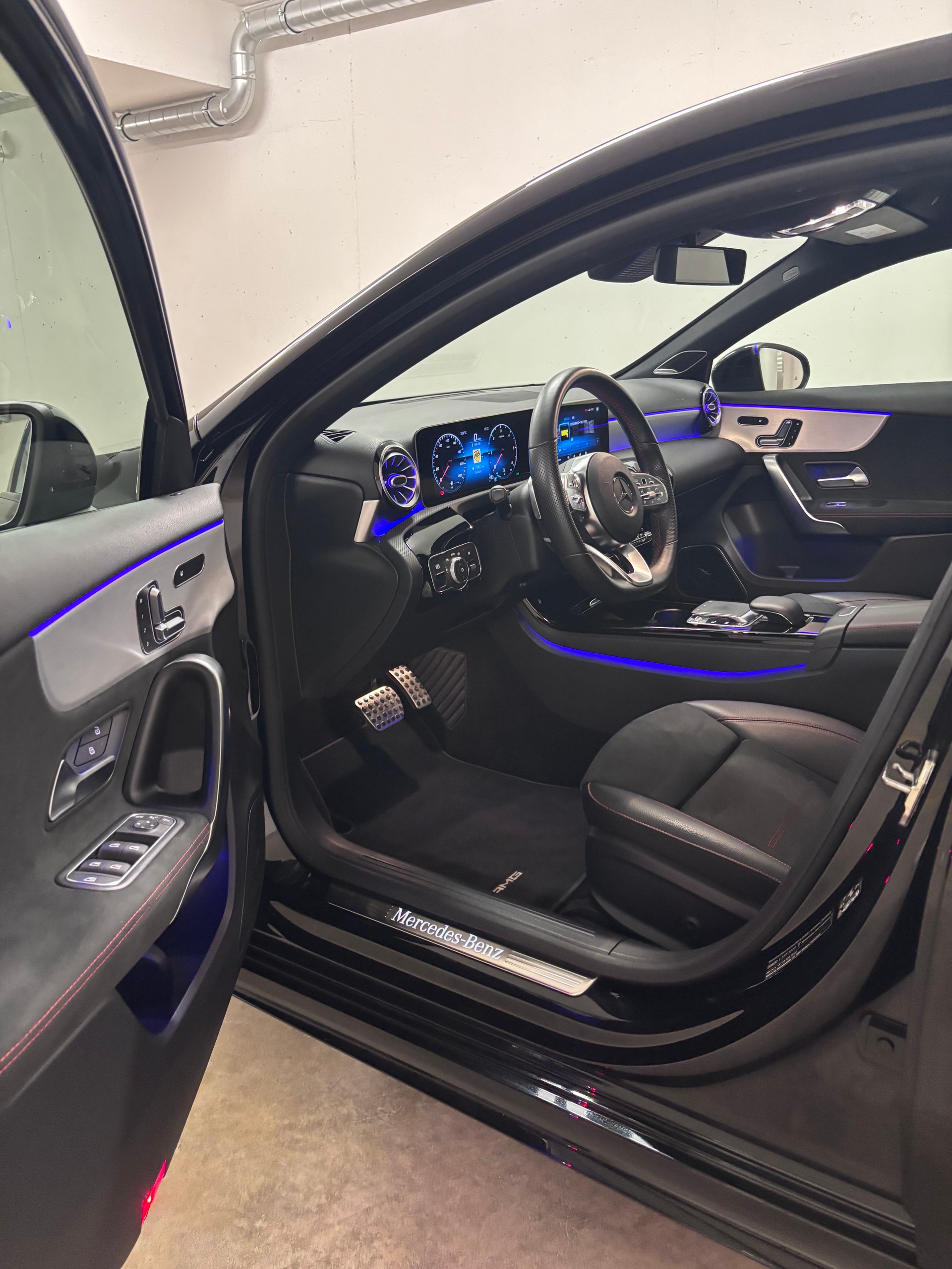 MERCEDES-BENZ A 200 d AMG Line-image-3