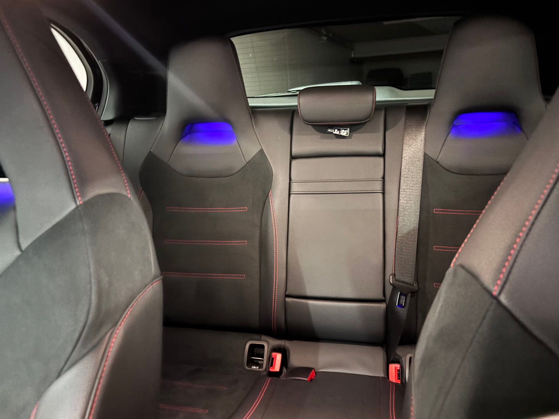 MERCEDES-BENZ A 200 d AMG Line-image-10