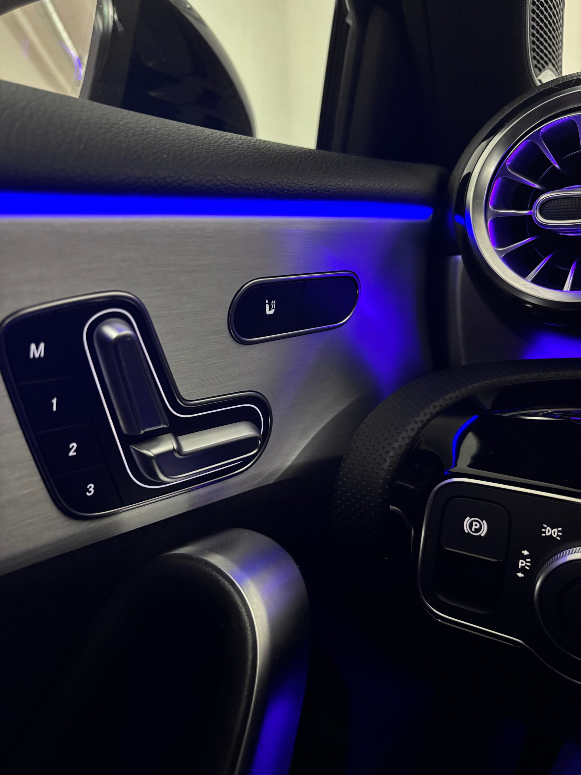 MERCEDES-BENZ A 200 d AMG Line-image-11