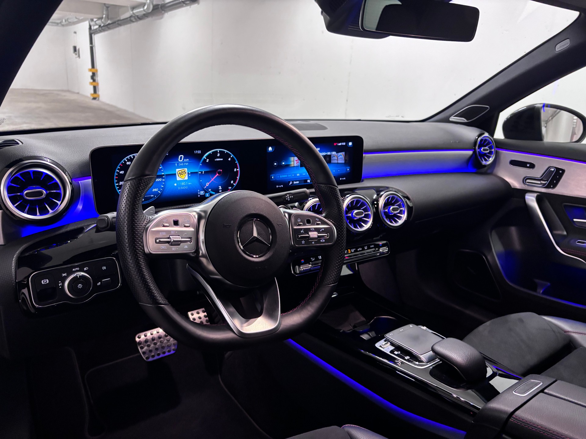 MERCEDES-BENZ A 200 d AMG Line-image-1