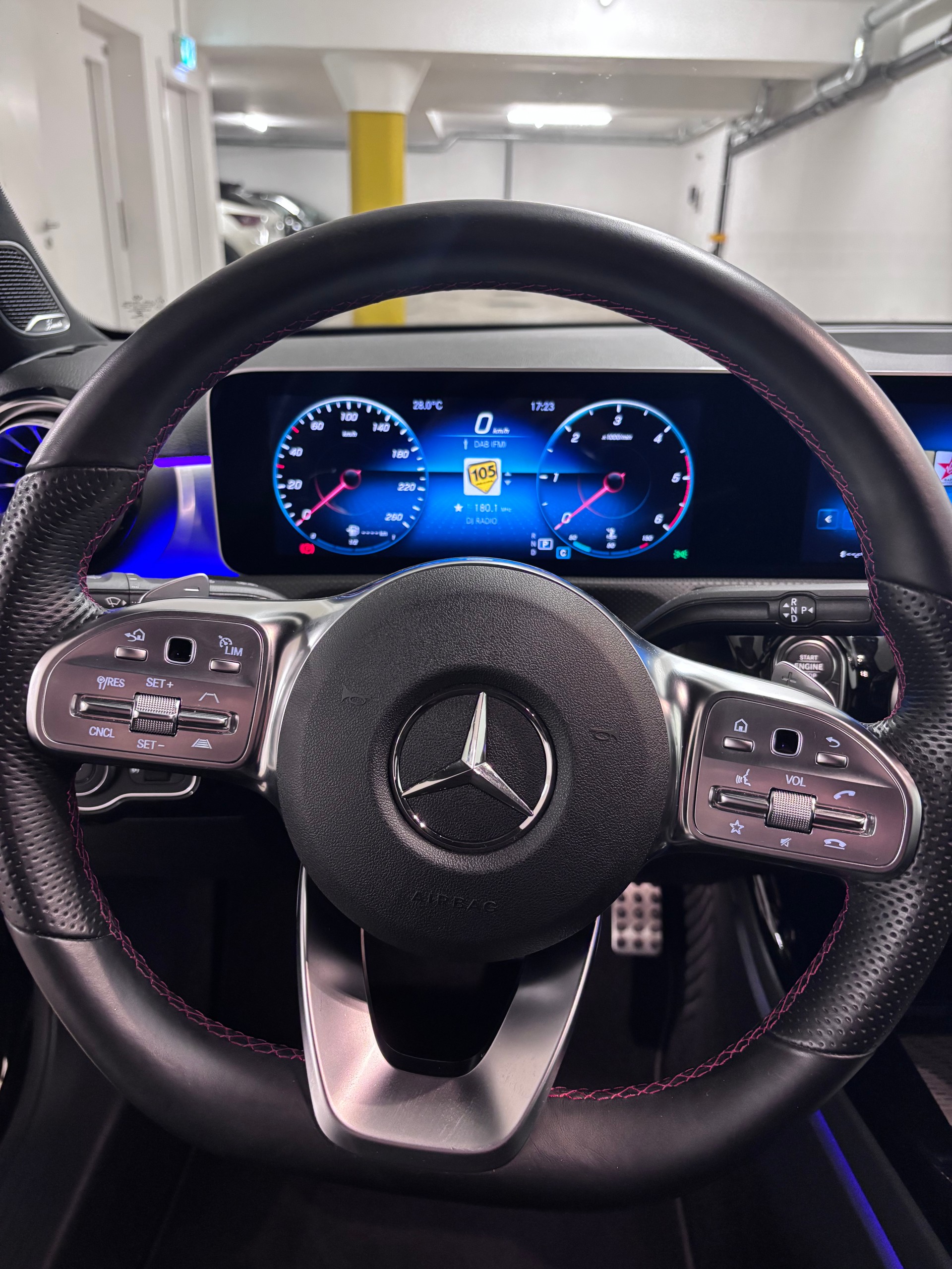 MERCEDES-BENZ A 200 d AMG Line-image-5