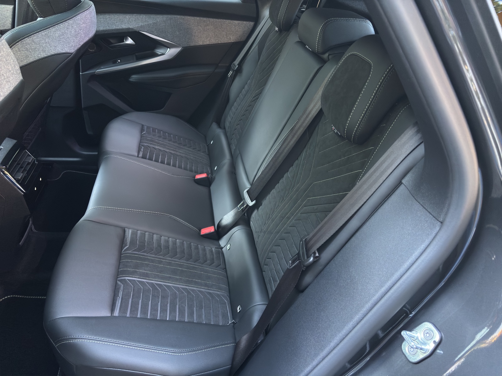 PEUGEOT 3008 GT Exclusive Hybrid 145-image-10