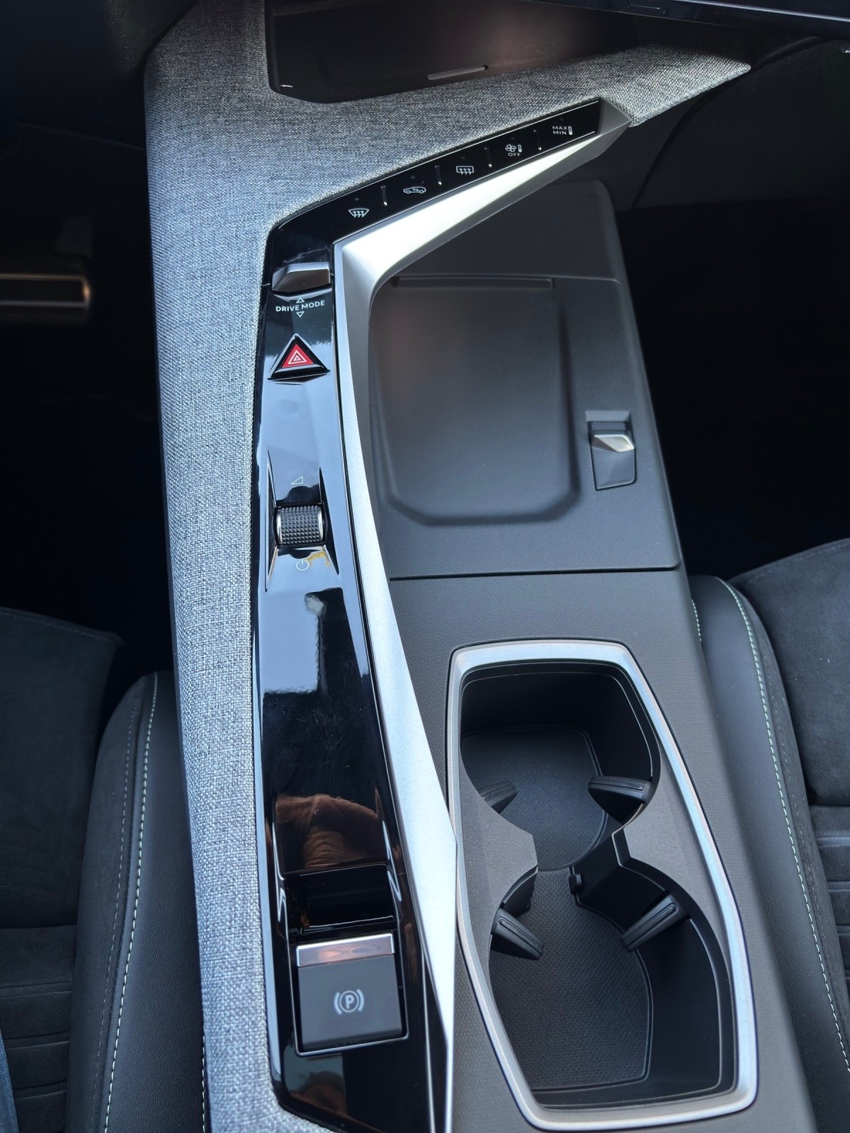 PEUGEOT 3008 GT Exclusive Hybrid 145-image-16
