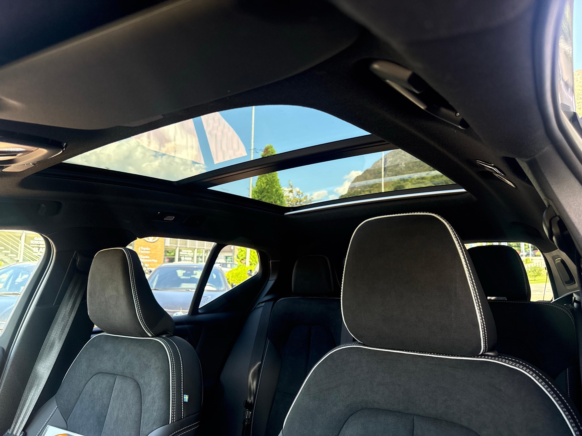 VOLVO EX40 Twin Black Edition AWD-image-12