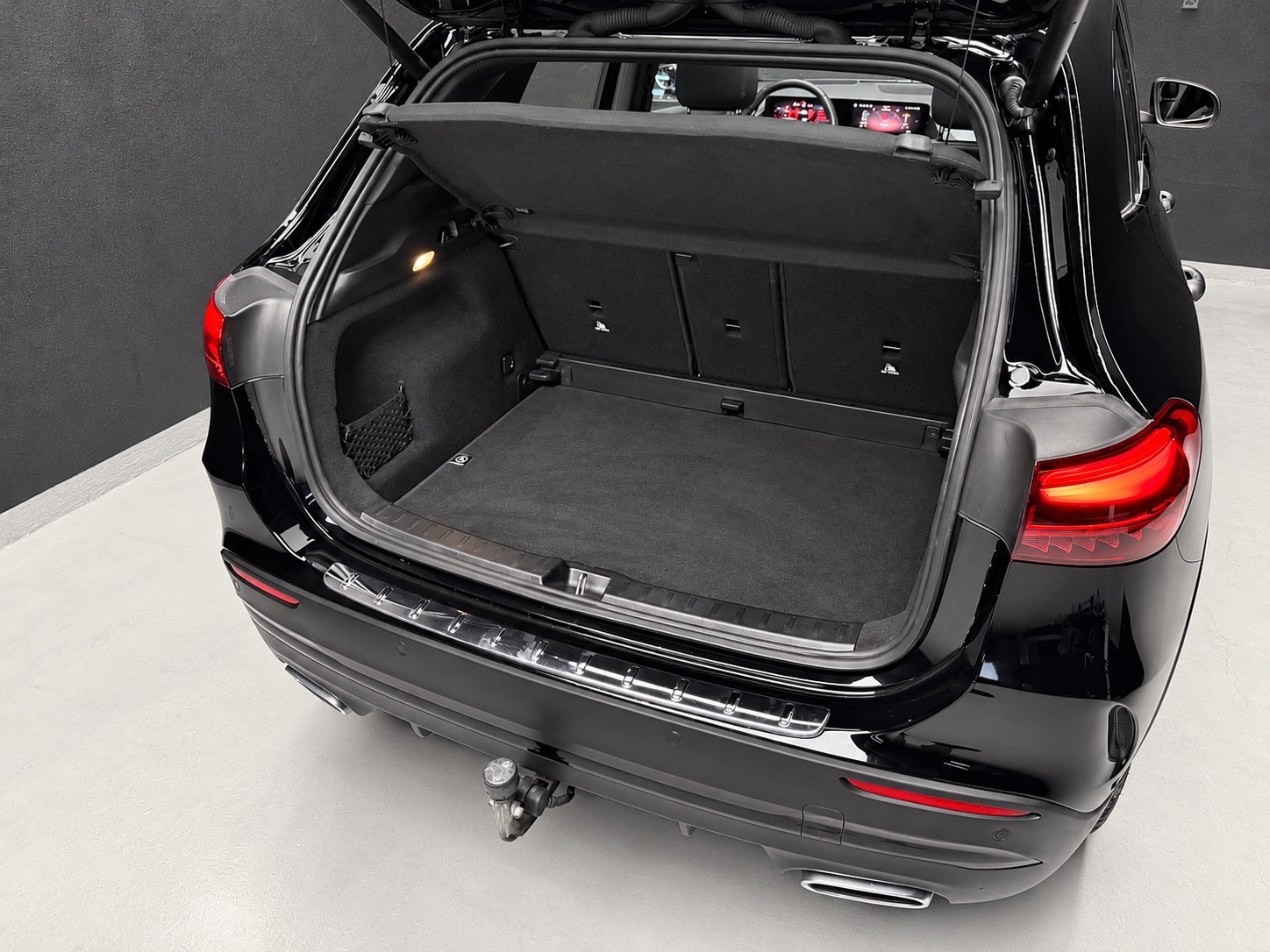 MERCEDES-BENZ GLA 250 4Matic 8G-DCT Swiss Star • AMG Line Premium Plus • Panorama • Burmester-image-11