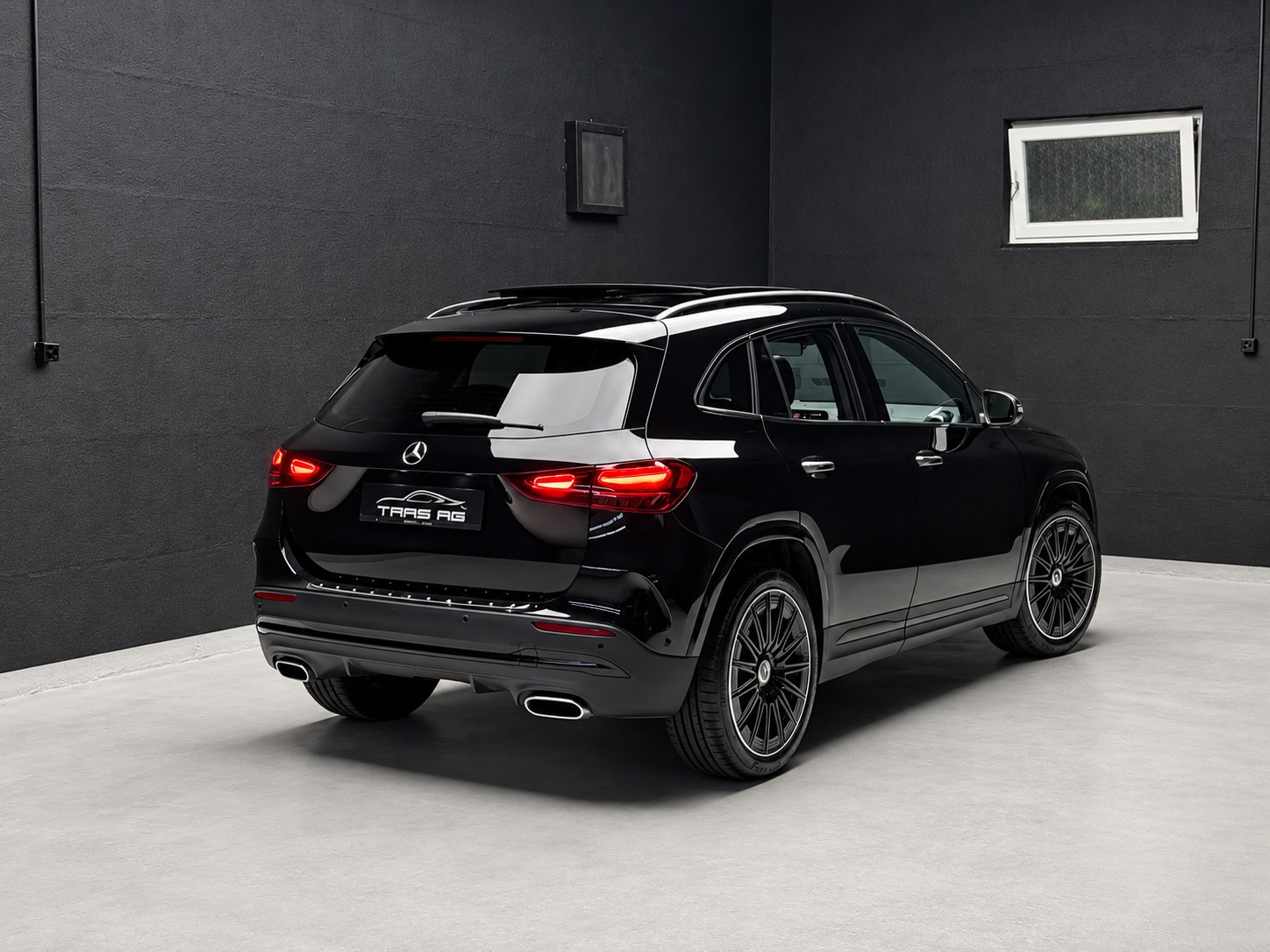 MERCEDES-BENZ GLA 250 4Matic 8G-DCT Swiss Star • AMG Line Premium Plus • Panorama • Burmester-image-3