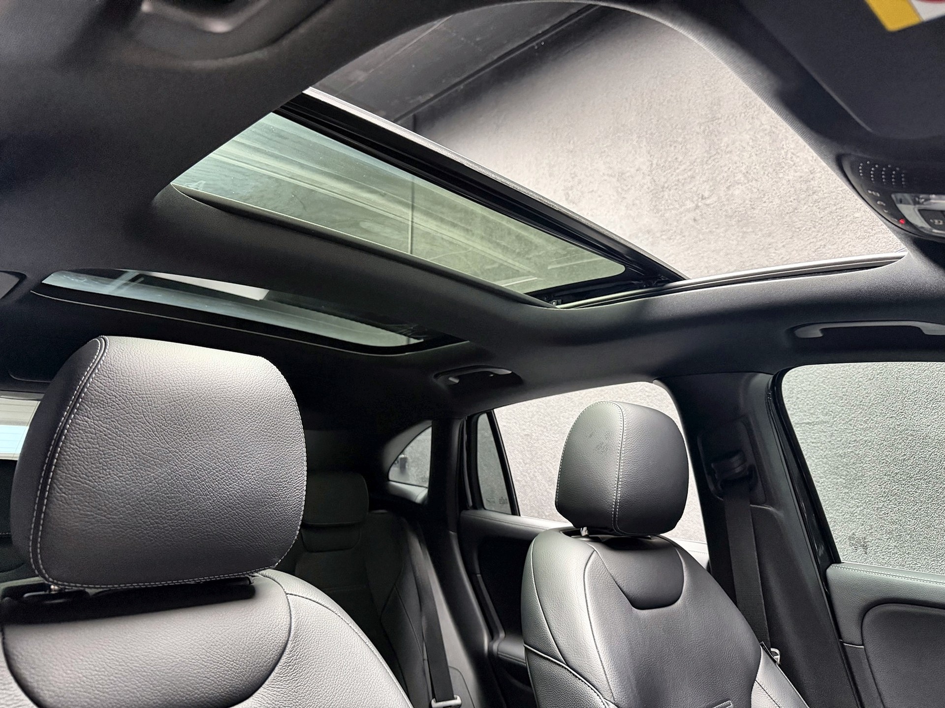MERCEDES-BENZ GLA 250 4Matic 8G-DCT Swiss Star • AMG Line Premium Plus • Panorama • Burmester-image-10