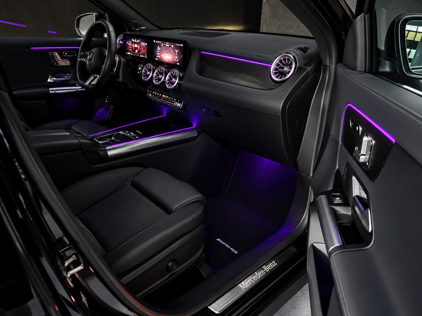 MERCEDES-BENZ GLA 250 4Matic 8G-DCT Swiss Star • AMG Line Premium Plus • Panorama • Burmester-image-14
