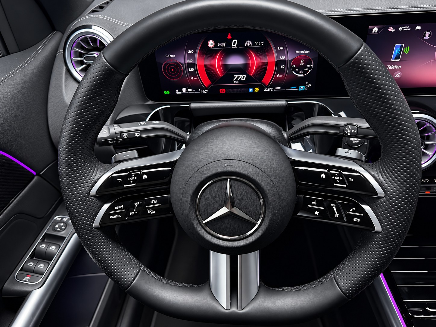 MERCEDES-BENZ GLA 250 4Matic 8G-DCT Swiss Star • AMG Line Premium Plus • Panorama • Burmester-image-13