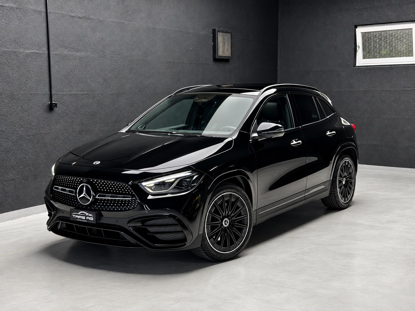 MERCEDES-BENZ GLA 250 4Matic 8G-DCT Swiss Star • AMG Line Premium Plus • Panorama • Burmester-image-0