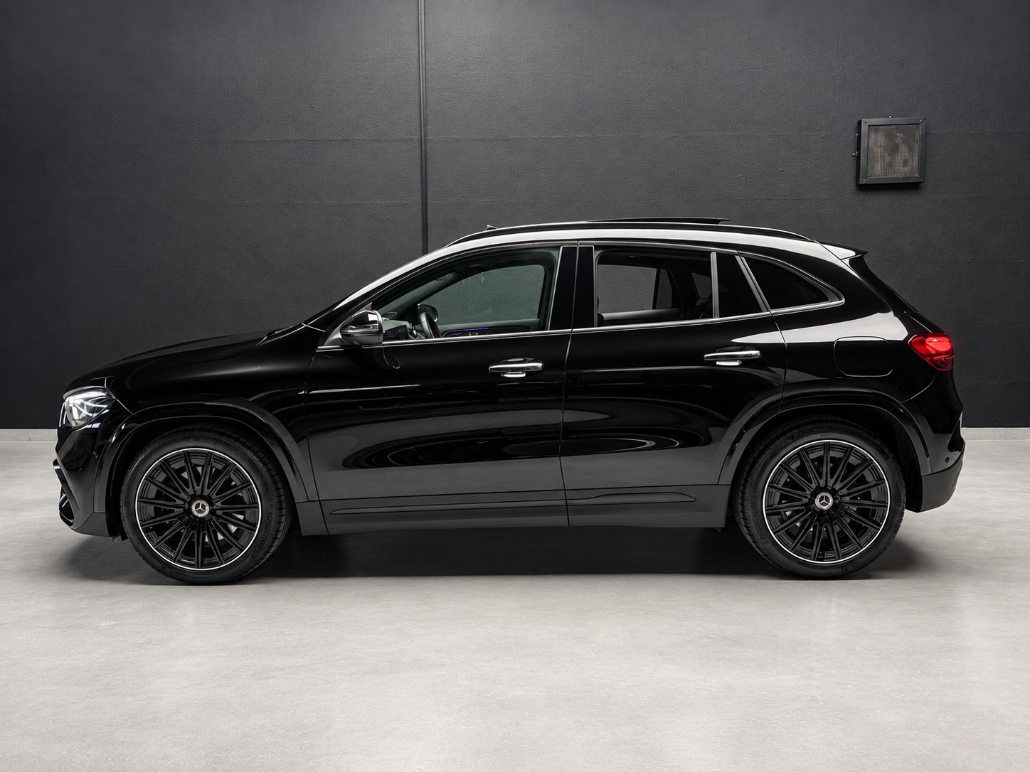 MERCEDES-BENZ GLA 250 4Matic 8G-DCT Swiss Star • AMG Line Premium Plus • Panorama • Burmester-image-2