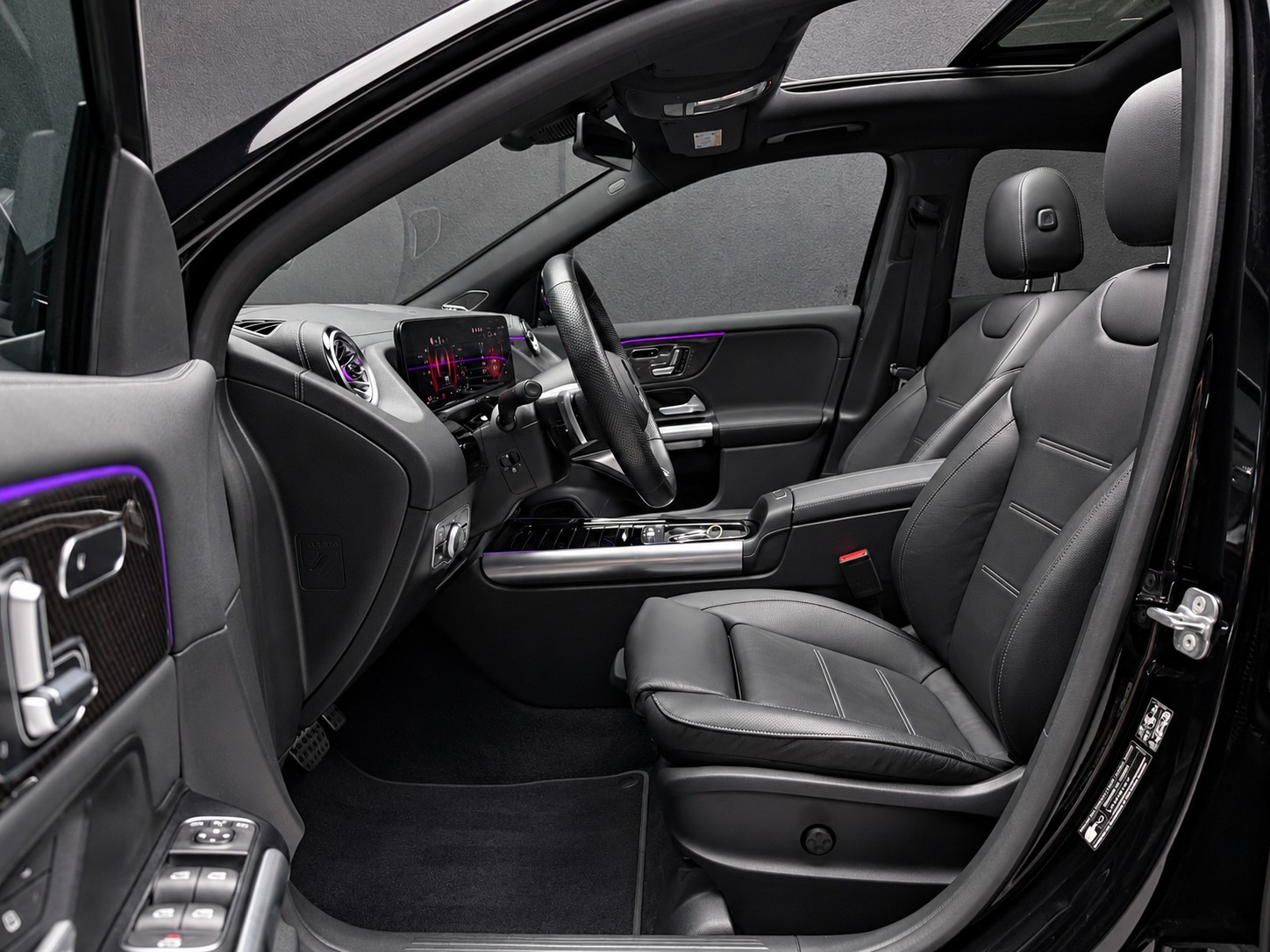 MERCEDES-BENZ GLA 250 4Matic 8G-DCT Swiss Star • AMG Line Premium Plus • Panorama • Burmester-image-5