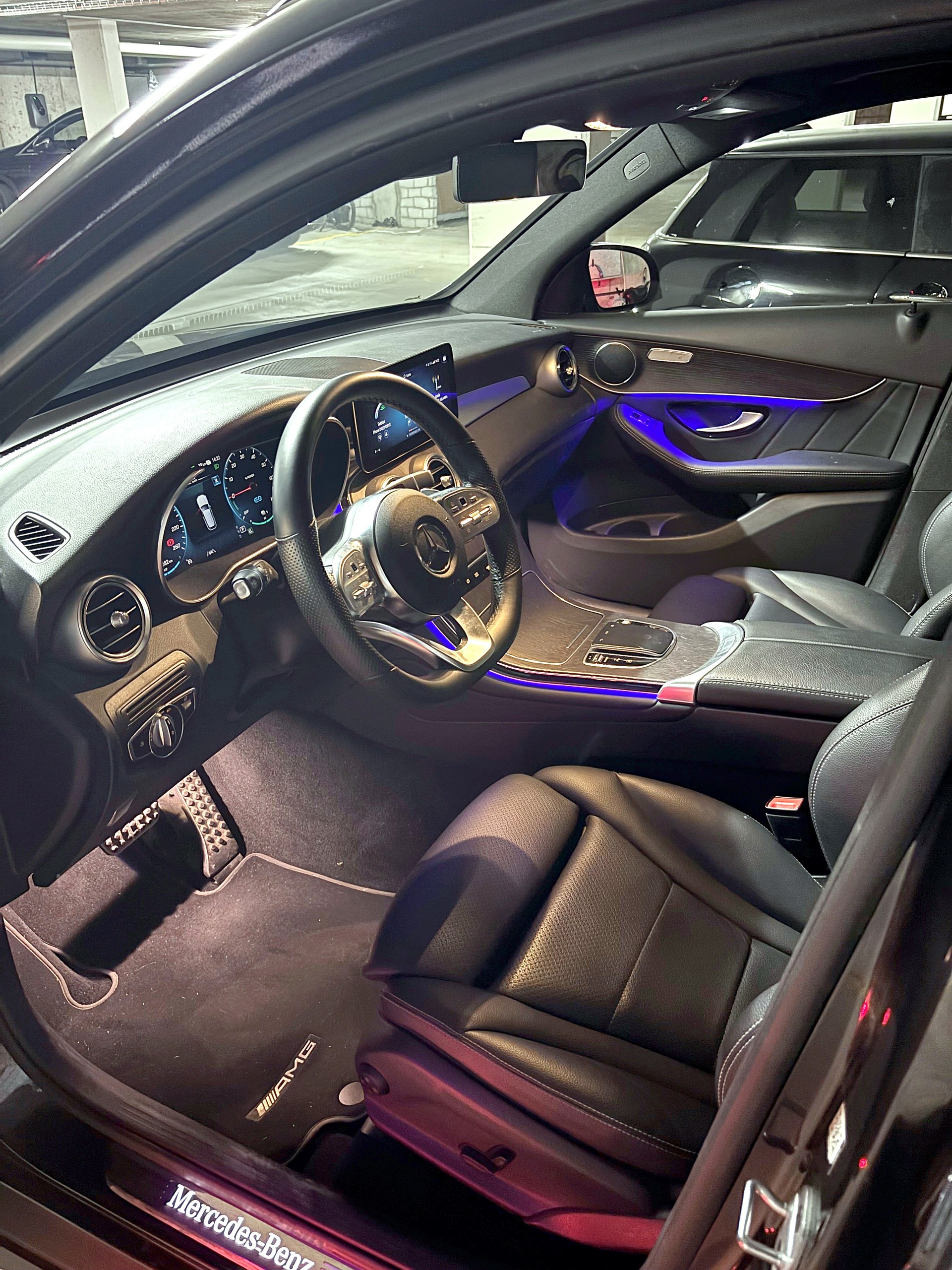 MERCEDES-BENZ GLC 300 e AMG Line 4m-image-2