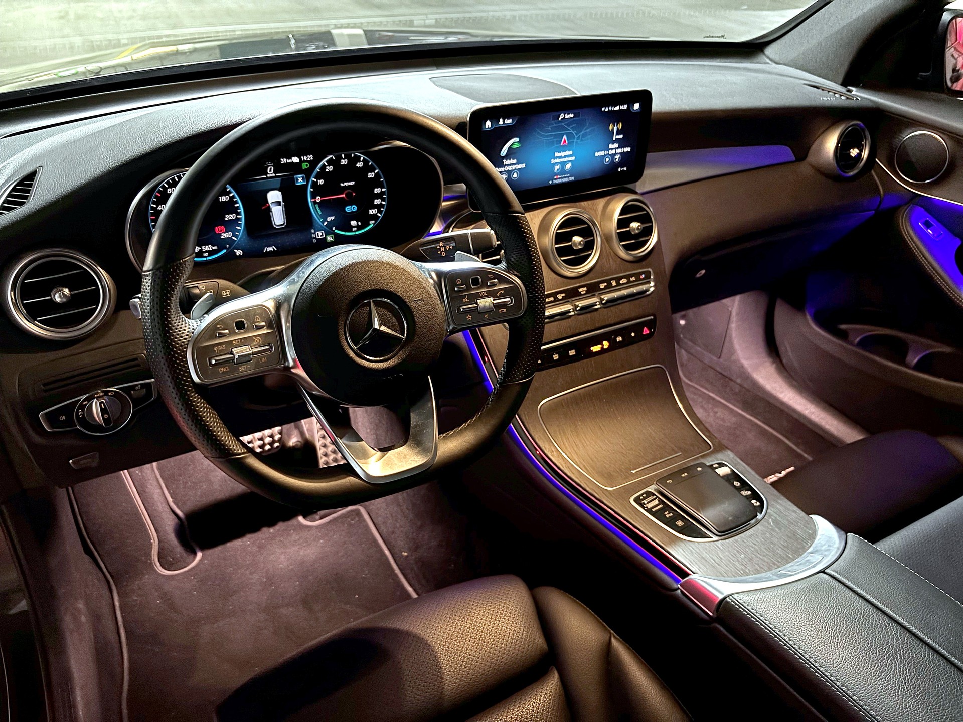 MERCEDES-BENZ GLC 300 e AMG Line 4m-image-4
