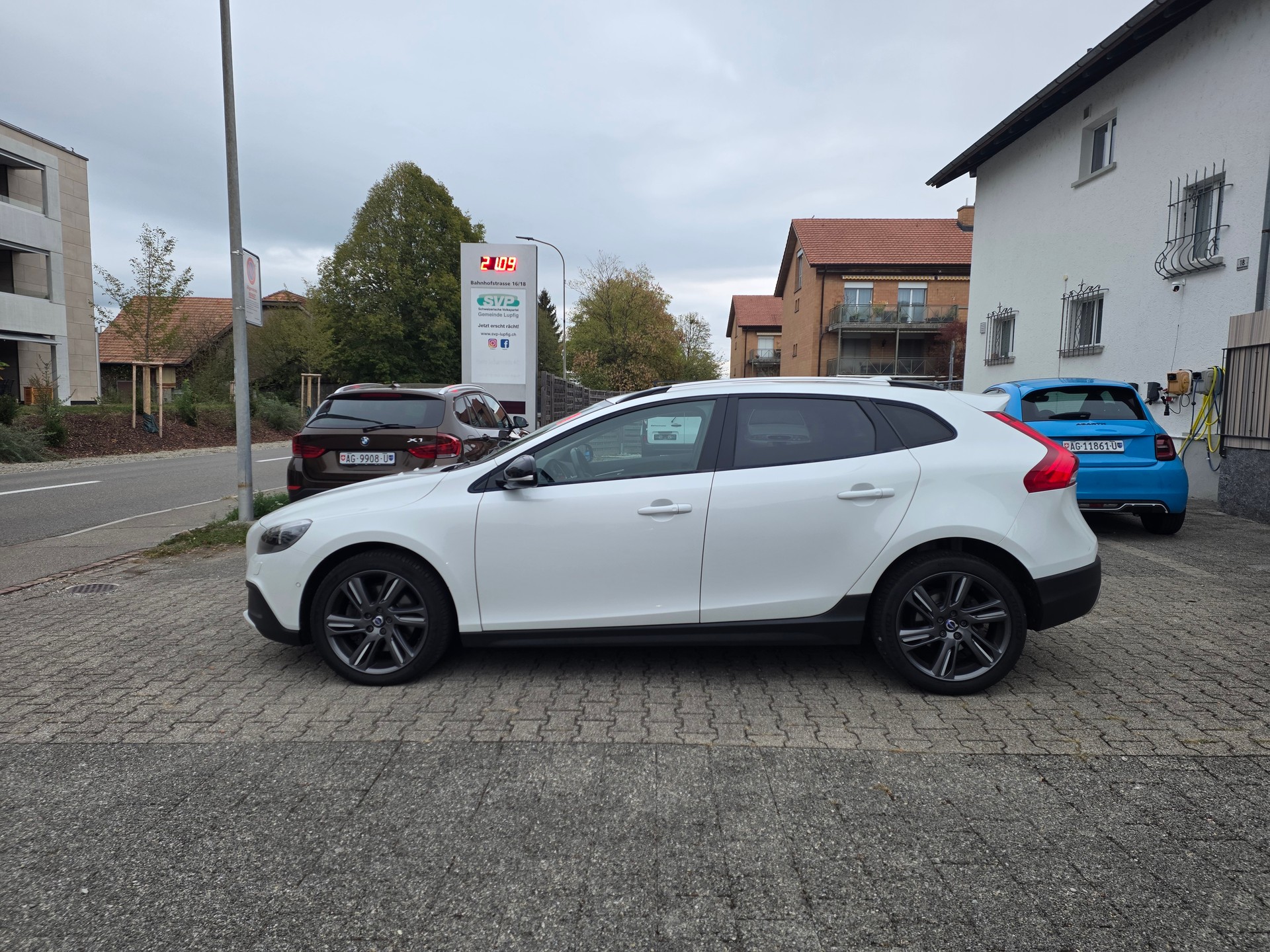 VOLVO V40 Cross Country T5 AWD Summum Geartronic-image-5