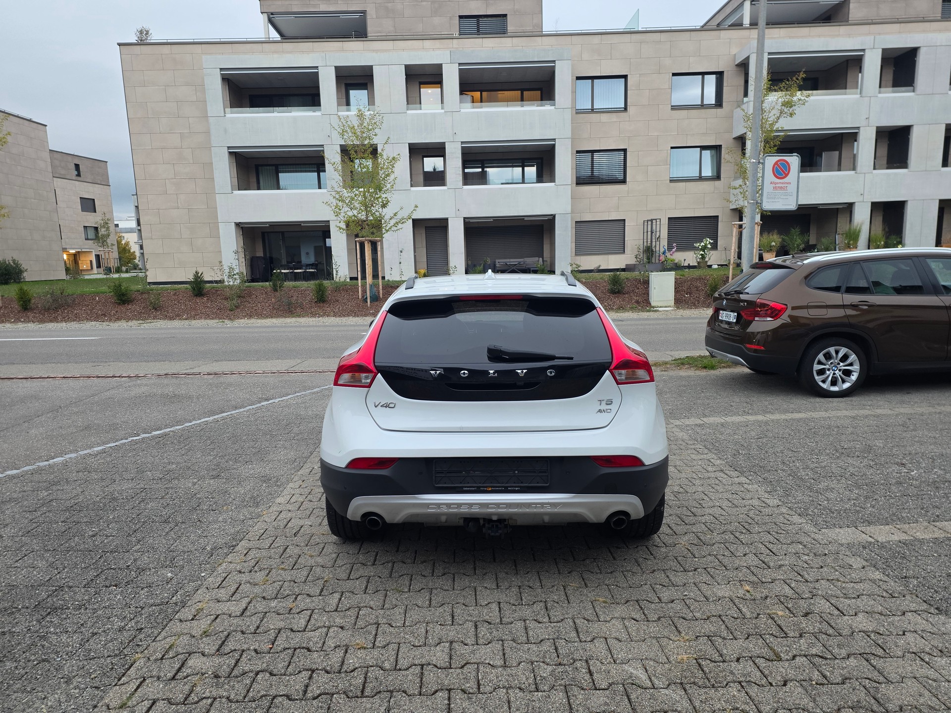 VOLVO V40 Cross Country T5 AWD Summum Geartronic-image-3