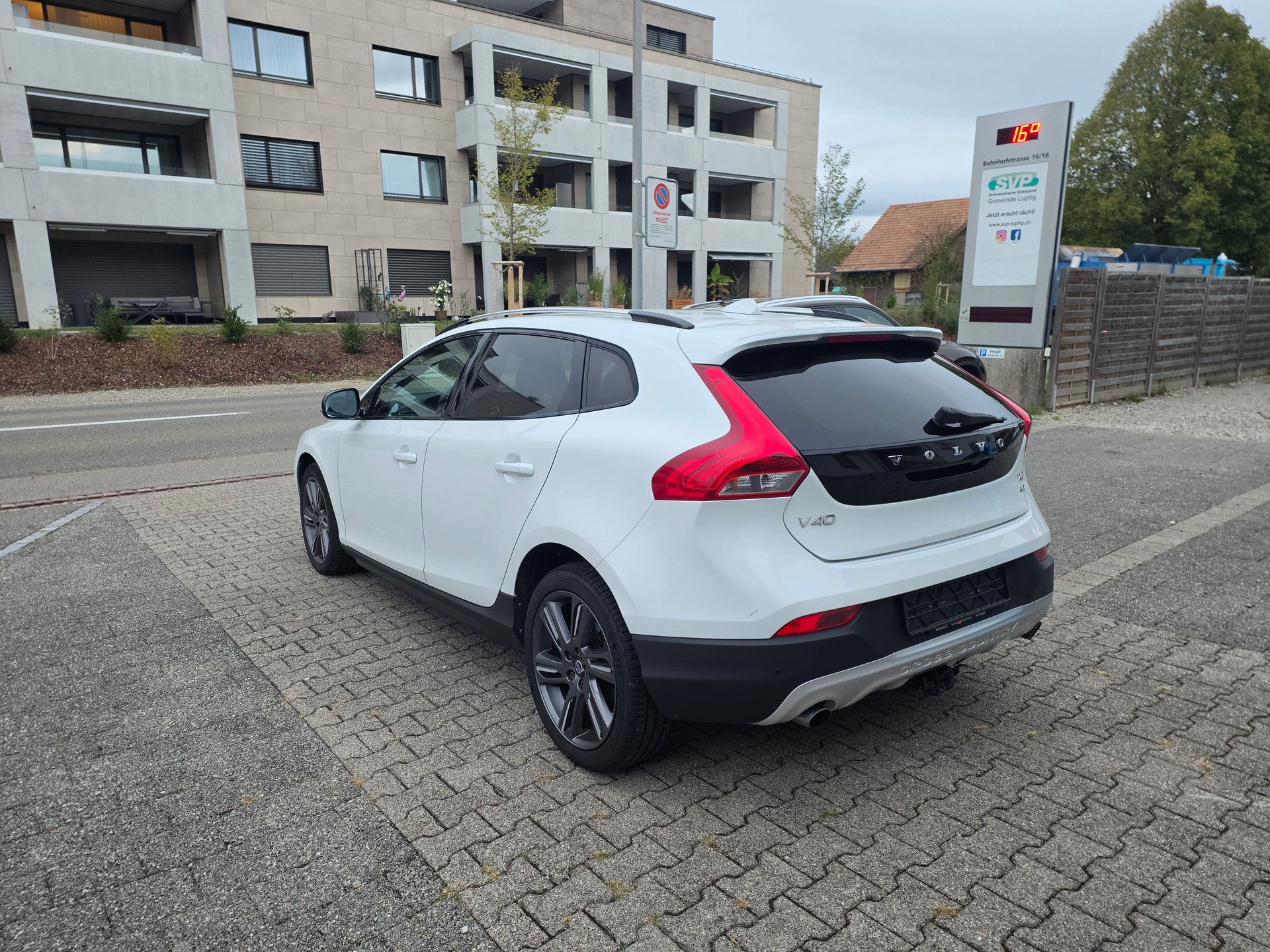 VOLVO V40 Cross Country T5 AWD Summum Geartronic-image-4