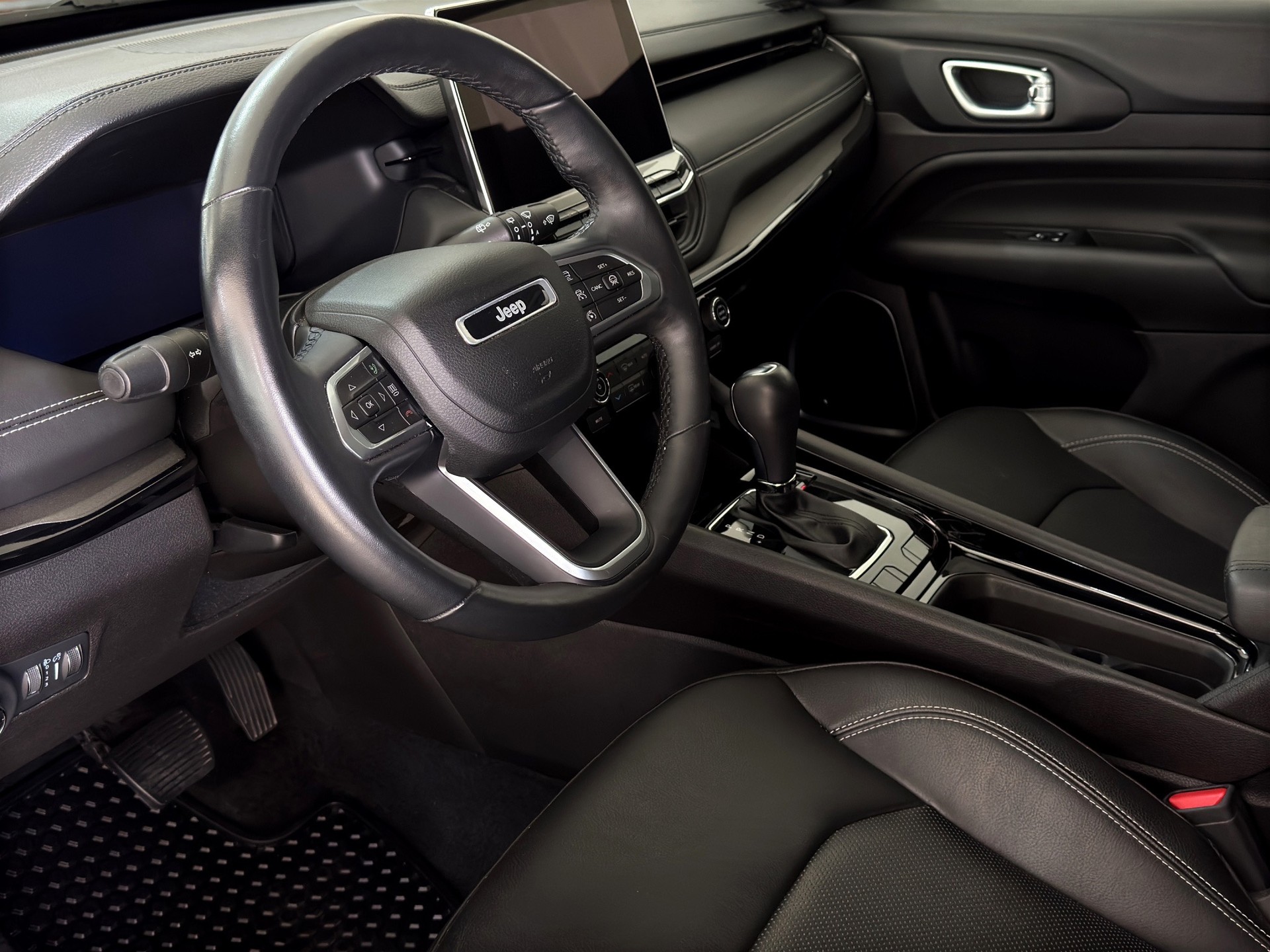 JEEP Compass 4x2 1.5 T MHEV Limited S "AHK-Leder-360°-Alpine Audio-19"Alu"-image-12