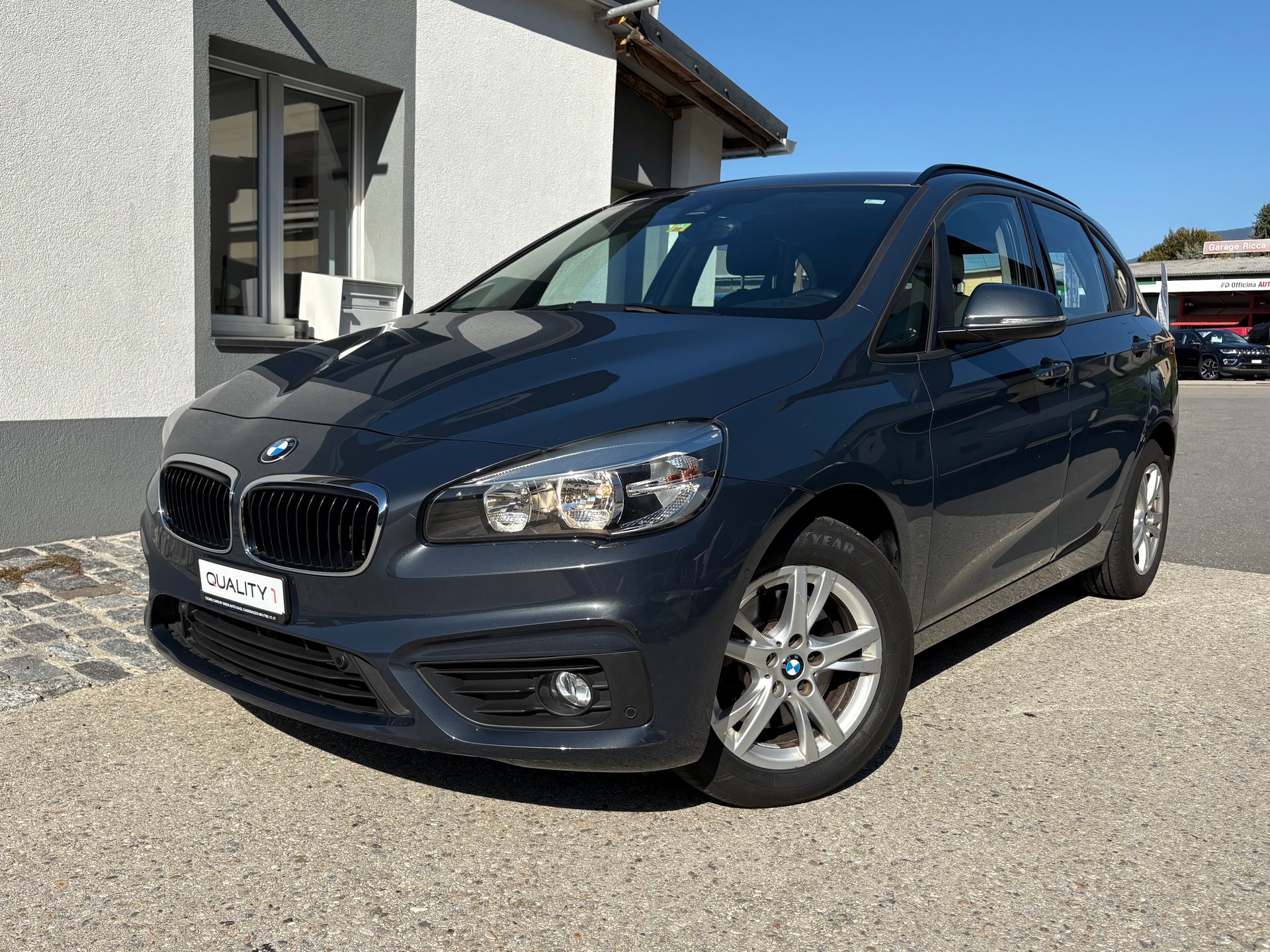 BMW 218i Active Tourer-image-1