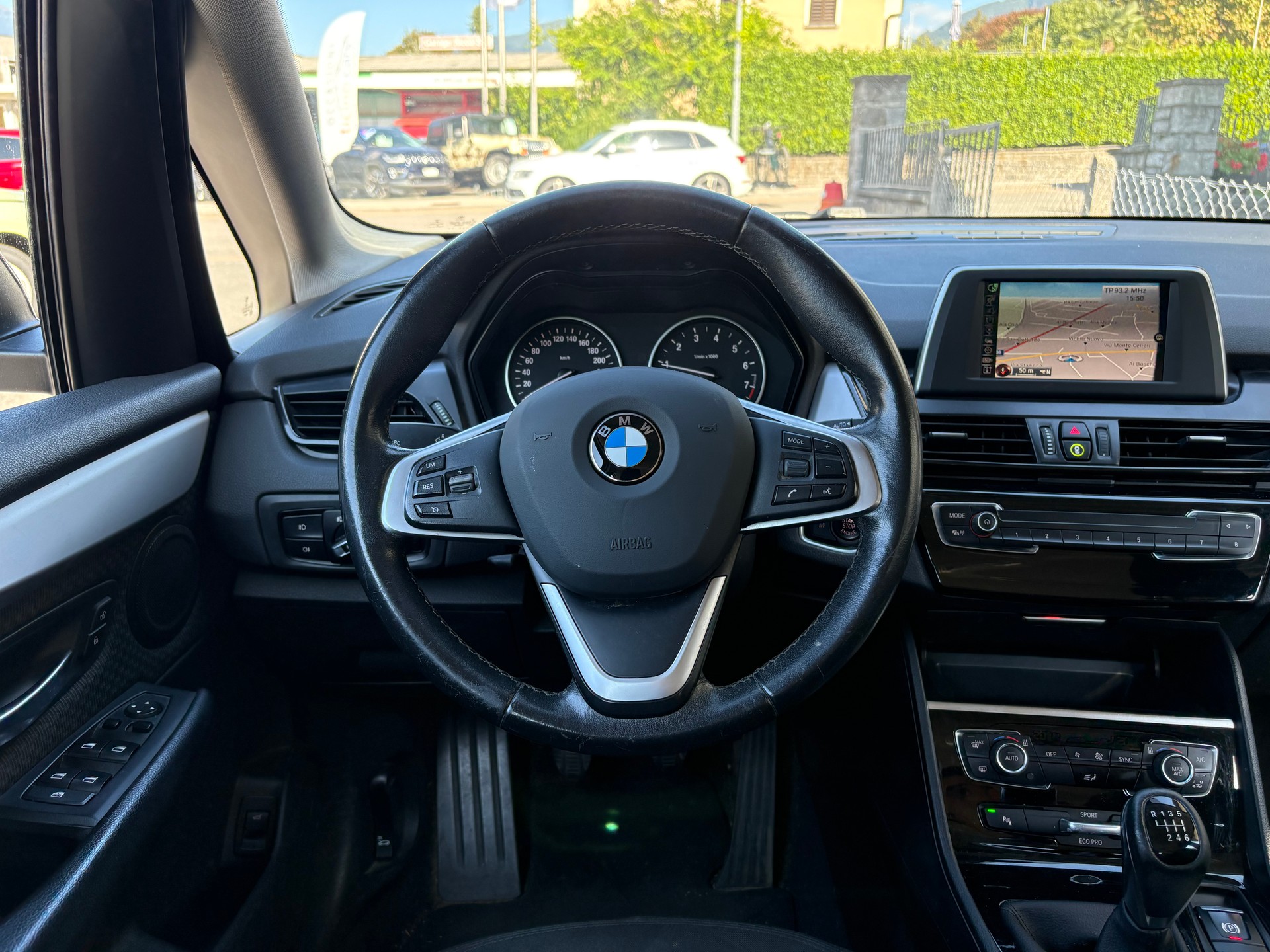 BMW 218i Active Tourer-image-13