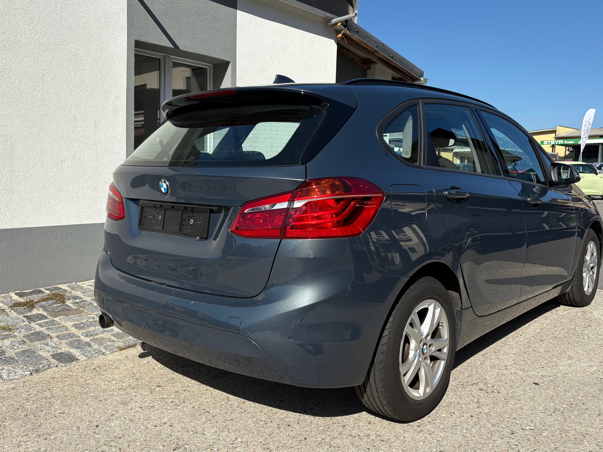 BMW 218i Active Tourer-image-3