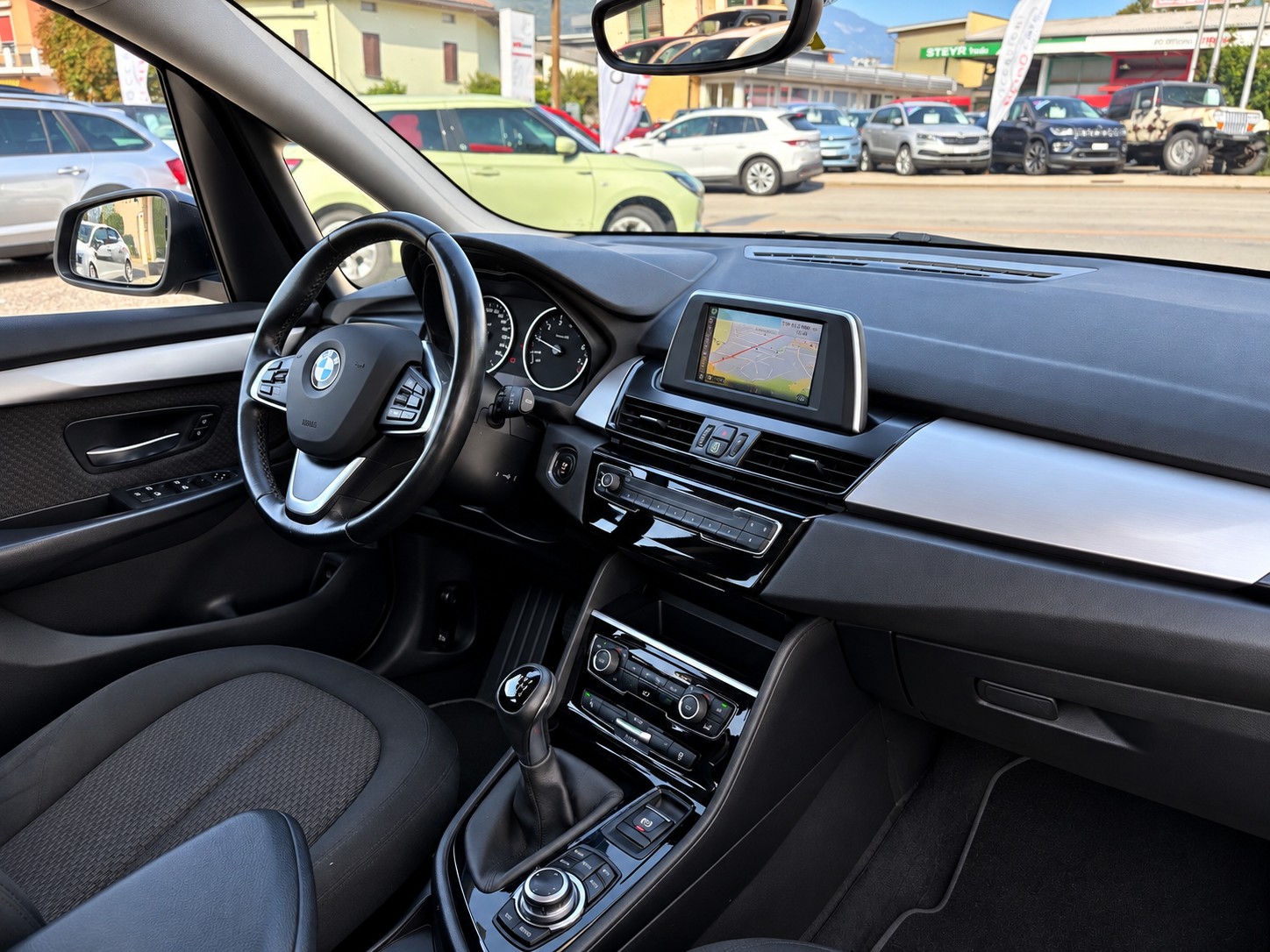 BMW 218i Active Tourer-image-9
