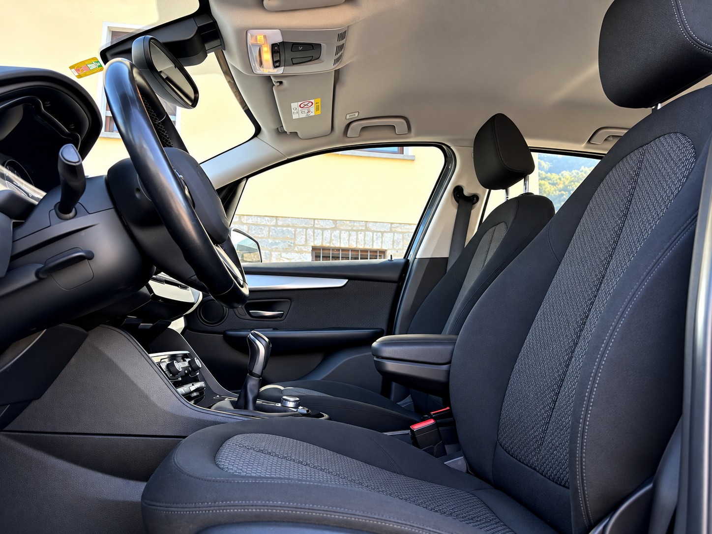 BMW 218i Active Tourer-image-10