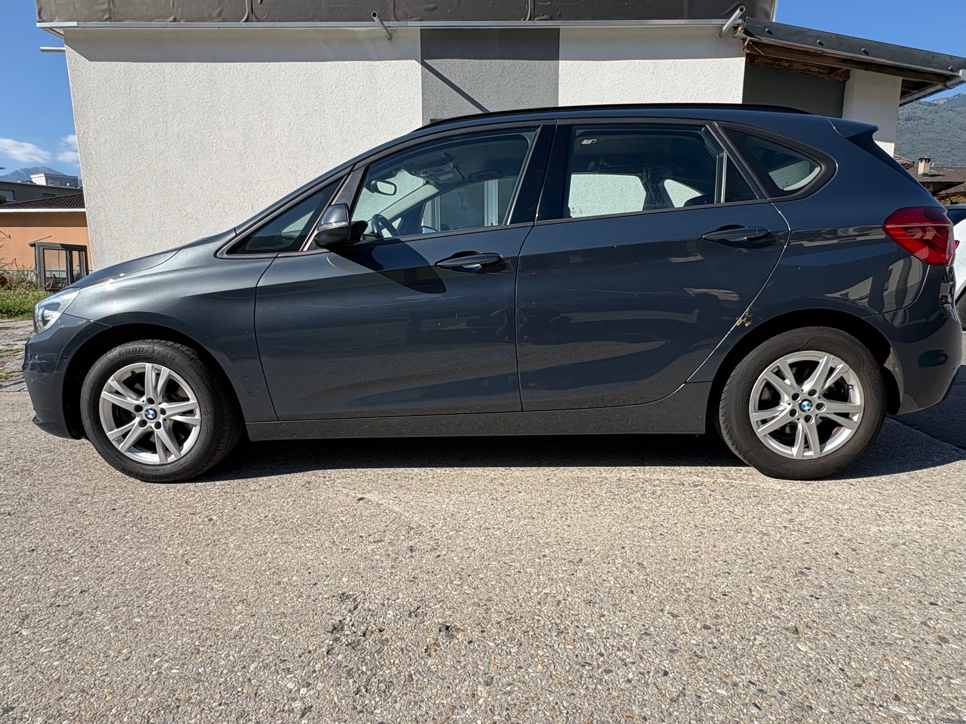 BMW 218i Active Tourer-image-7