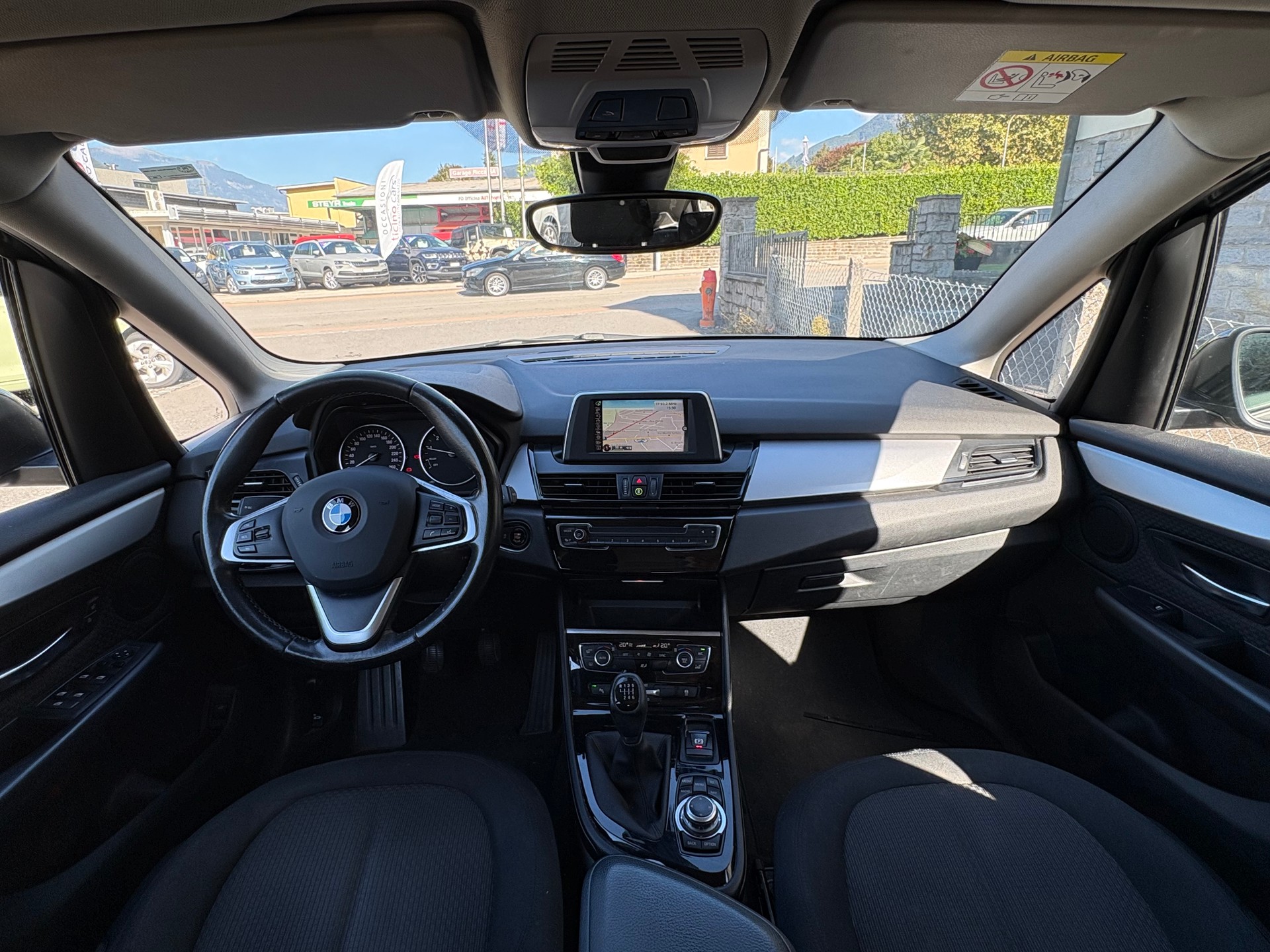 BMW 218i Active Tourer-image-12
