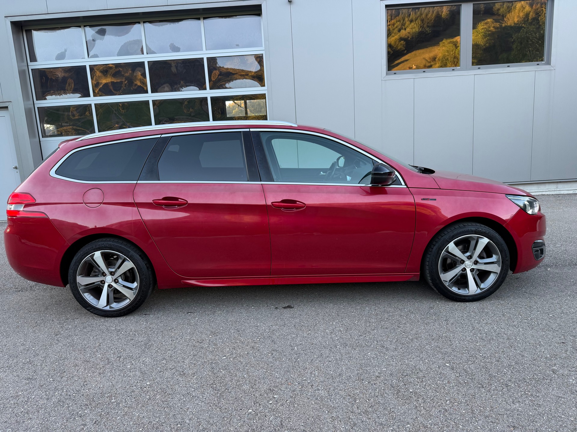 PEUGEOT 308 SW 1.2 THP GT Line-image-3