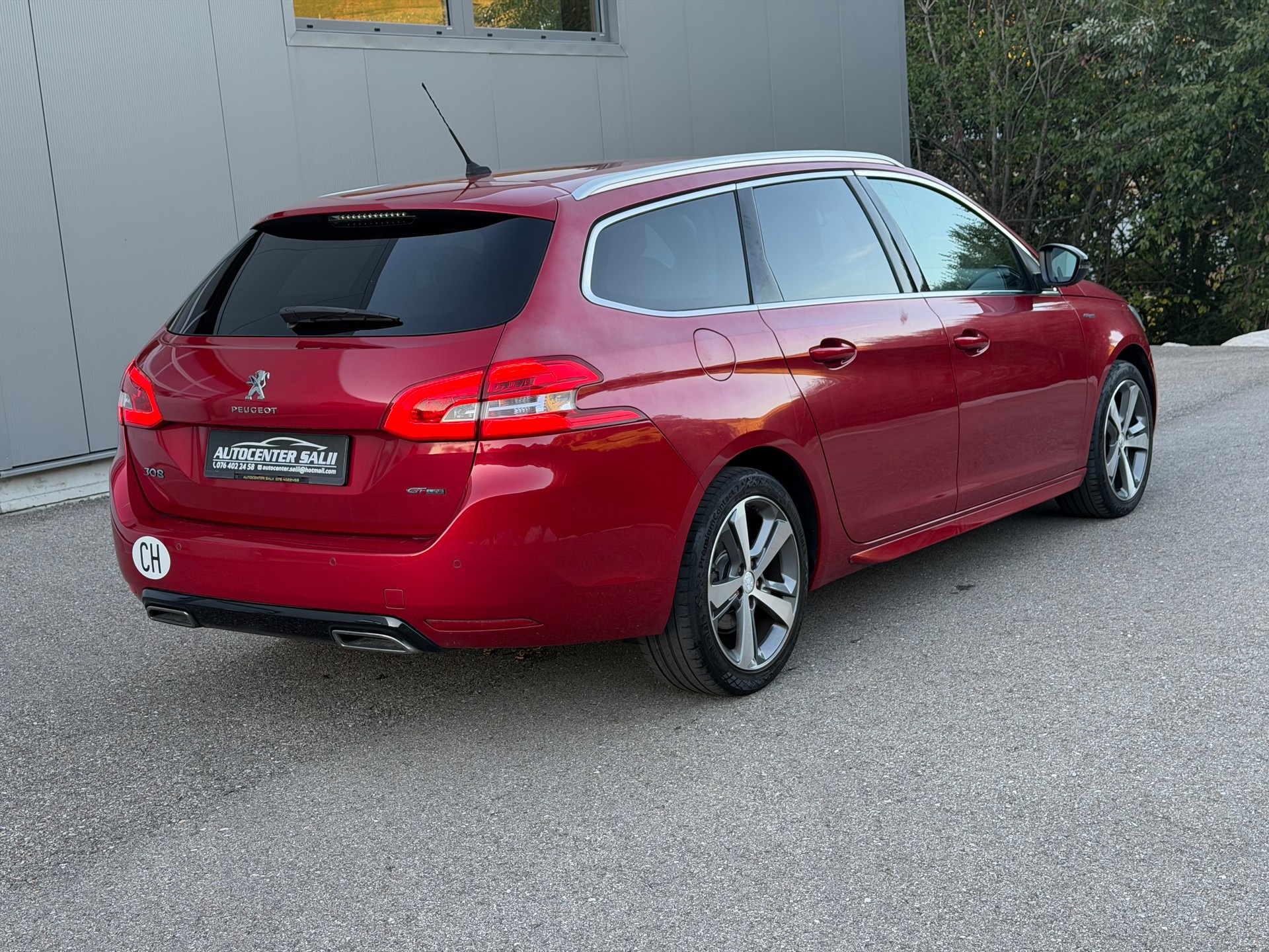 PEUGEOT 308 SW 1.2 THP GT Line-image-4