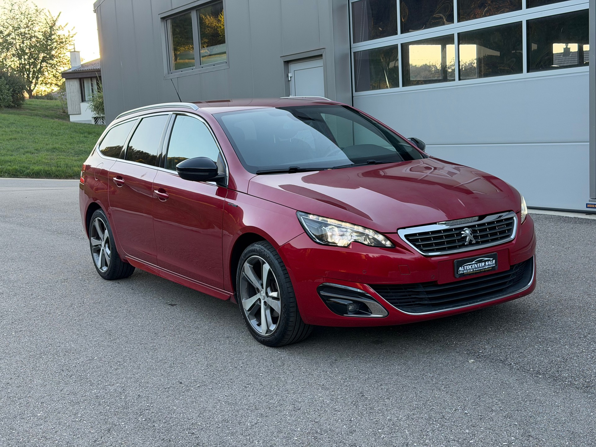 PEUGEOT 308 SW 1.2 THP GT Line-image-1