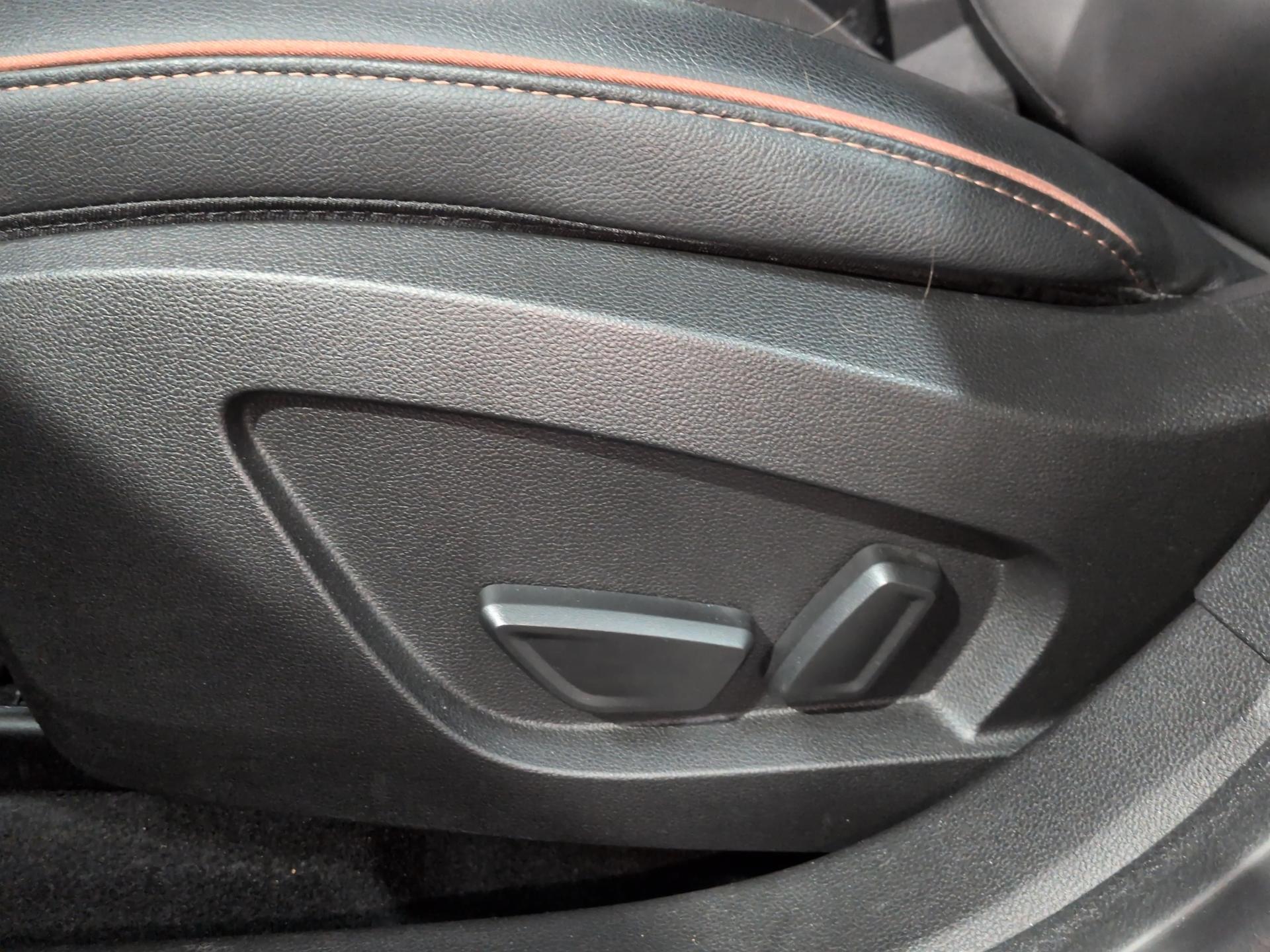 RENAULT Captur 1.3 TCe EDC Initiale Paris-image-19