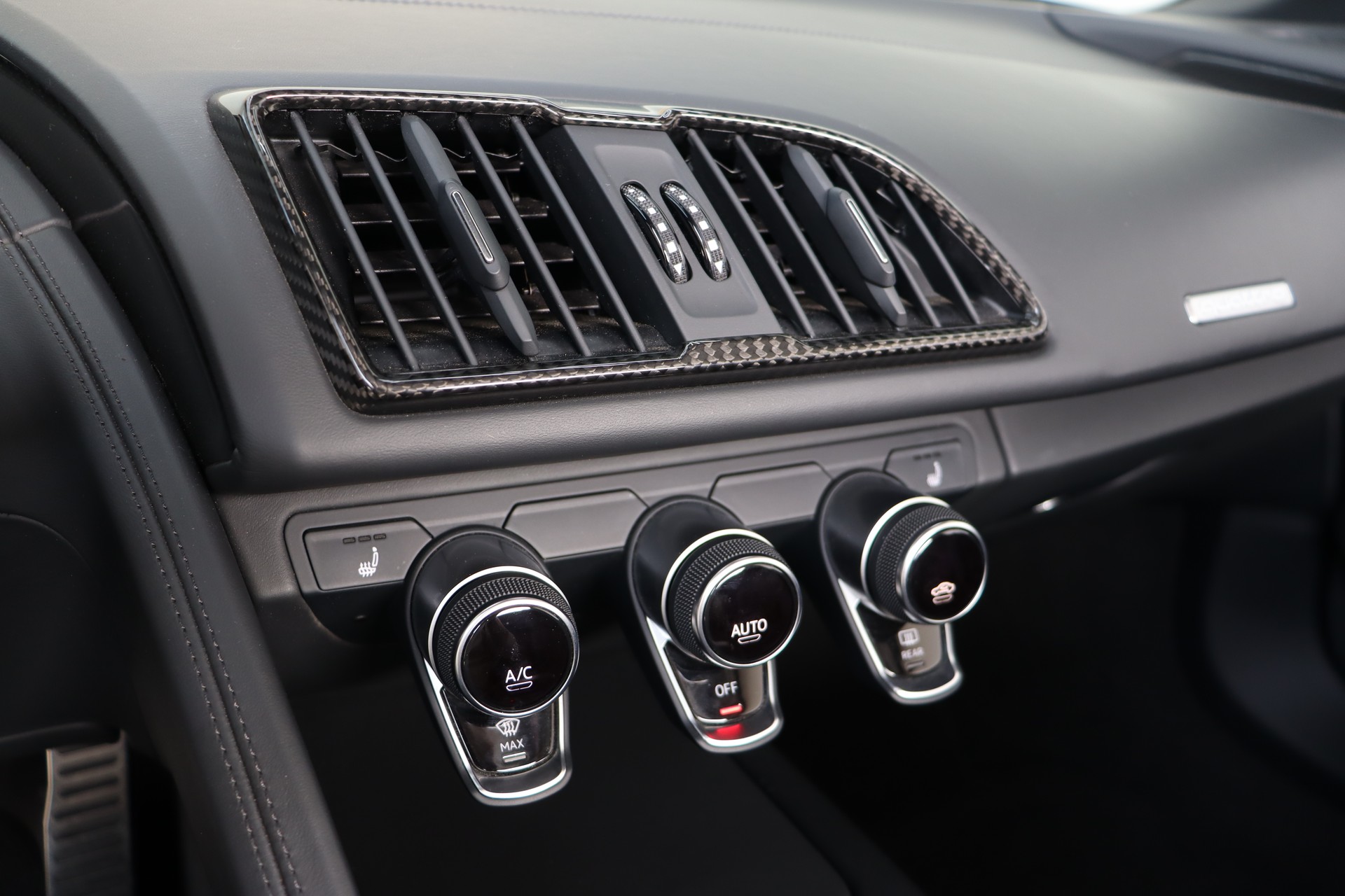 AUDI R8 SPYDER PERFORMANCE S-TRONIC * VEGAS-GELB * BANG & OLUFSEN * KW-GEWINDEFEDERN * VOLLLEDER * RÜCKFAHRKAMERA-image-29