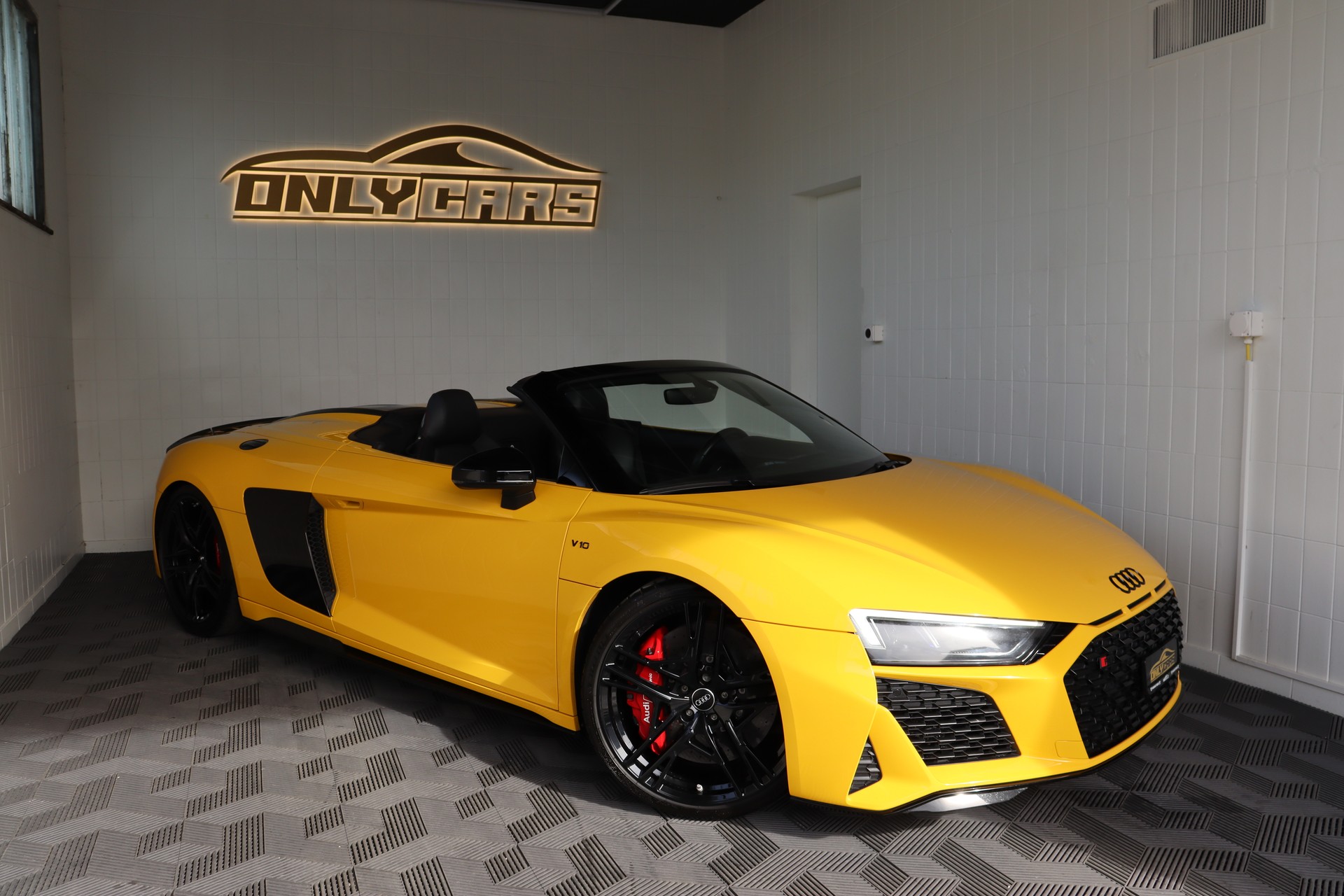 AUDI R8 SPYDER PERFORMANCE S-TRONIC * VEGAS-GELB * BANG & OLUFSEN * KW-GEWINDEFEDERN * VOLLLEDER * RÜCKFAHRKAMERA-image-4