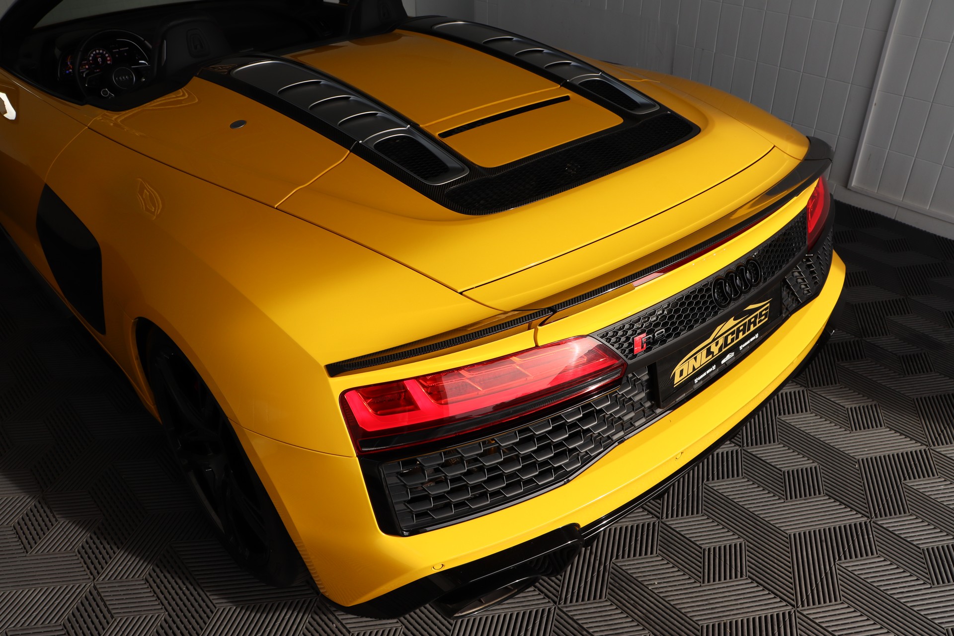 AUDI R8 SPYDER PERFORMANCE S-TRONIC * VEGAS-GELB * BANG & OLUFSEN * KW-GEWINDEFEDERN * VOLLLEDER * RÜCKFAHRKAMERA-image-13