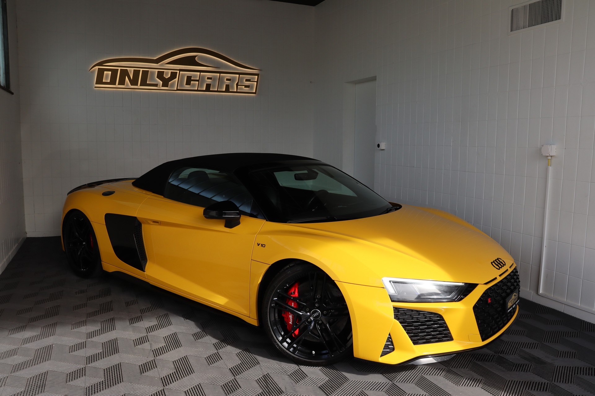 AUDI R8 SPYDER PERFORMANCE S-TRONIC * VEGAS-GELB * BANG & OLUFSEN * KW-GEWINDEFEDERN * VOLLLEDER * RÜCKFAHRKAMERA-image-3