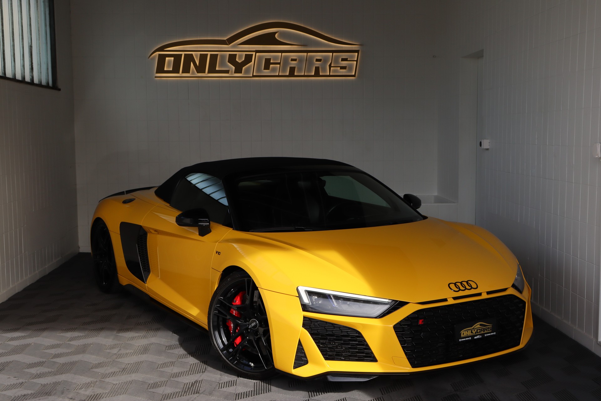AUDI R8 SPYDER PERFORMANCE S-TRONIC * VEGAS-GELB * BANG & OLUFSEN * KW-GEWINDEFEDERN * VOLLLEDER * RÜCKFAHRKAMERA-image-0