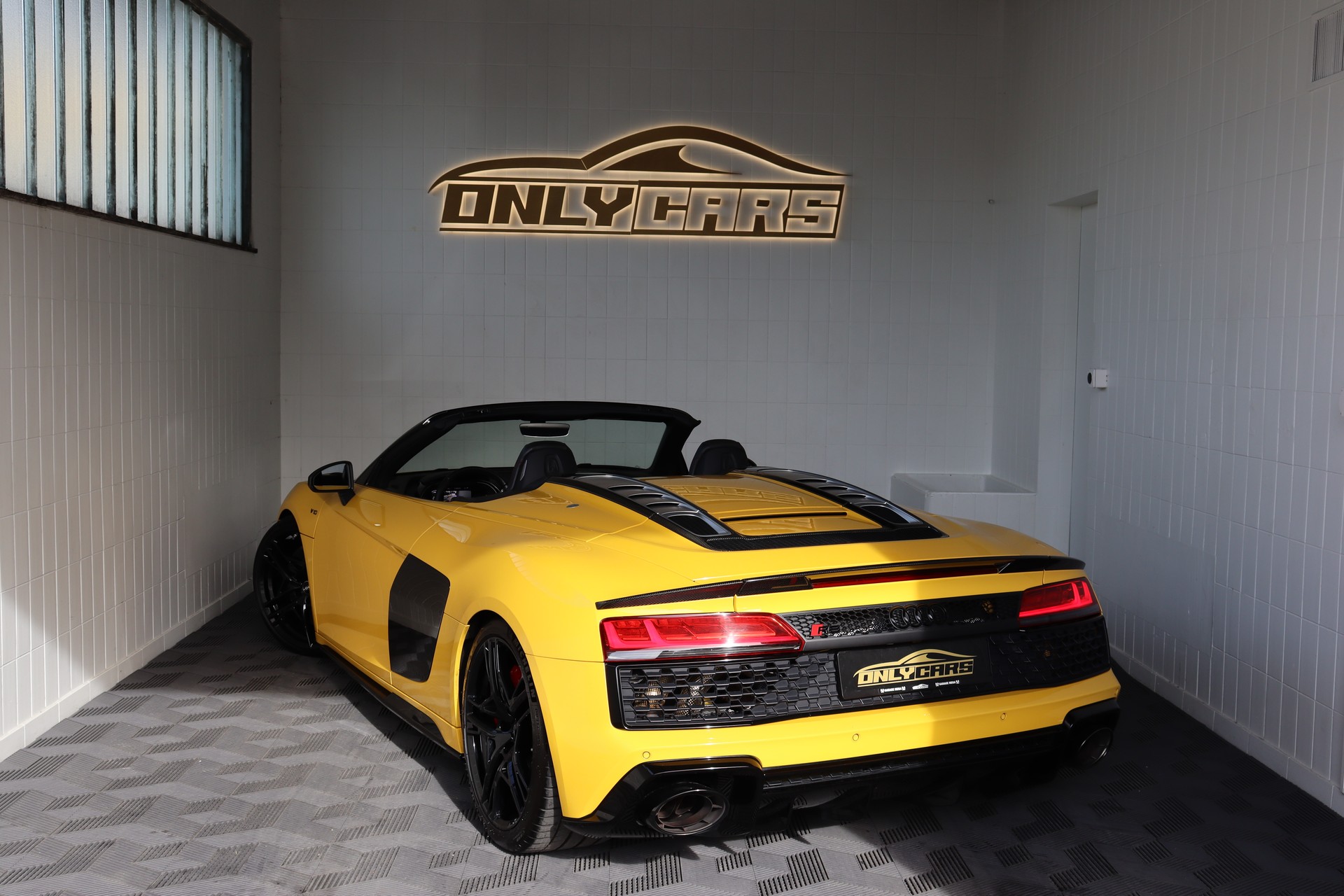 AUDI R8 SPYDER PERFORMANCE S-TRONIC * VEGAS-GELB * BANG & OLUFSEN * KW-GEWINDEFEDERN * VOLLLEDER * RÜCKFAHRKAMERA-image-15