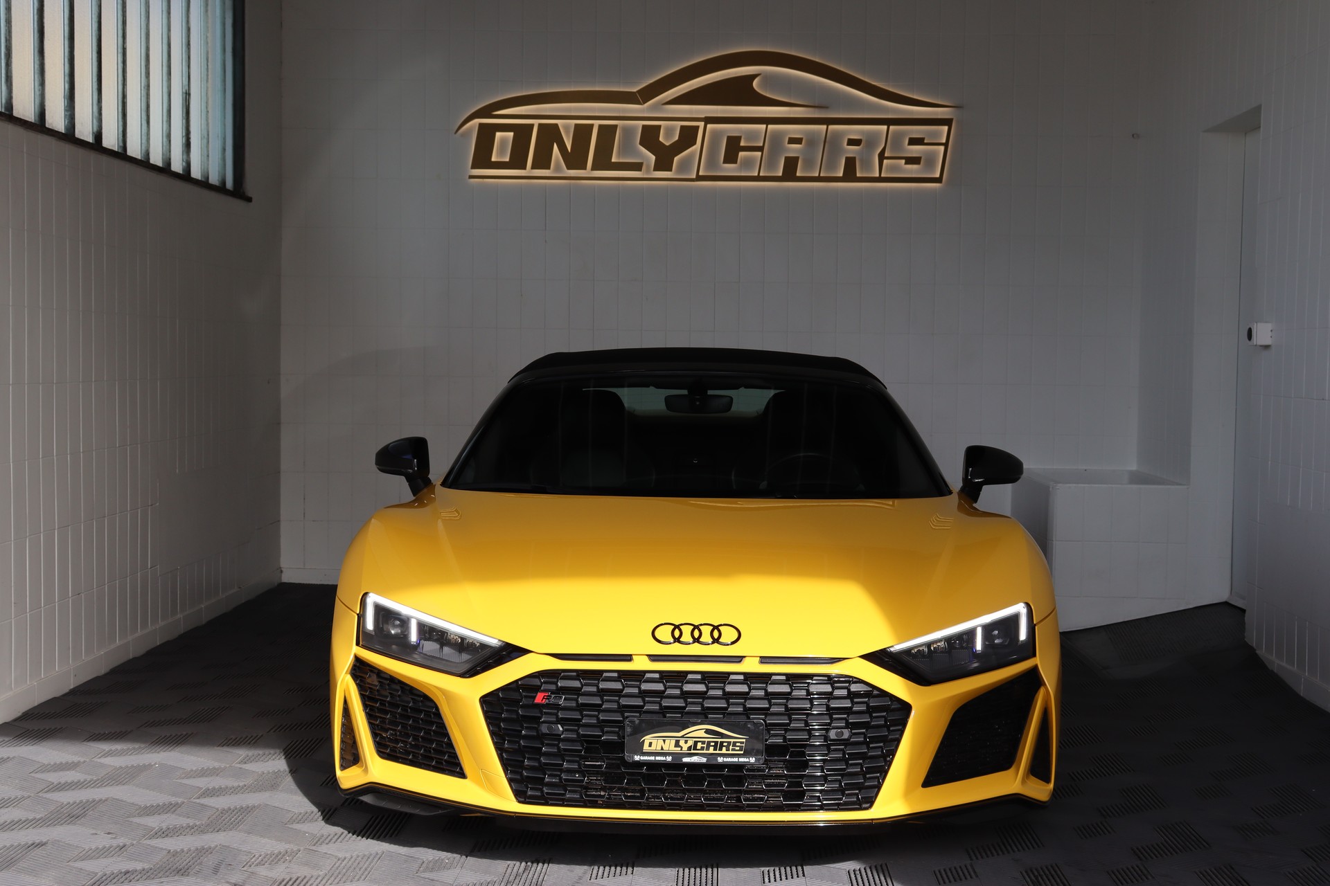 AUDI R8 SPYDER PERFORMANCE S-TRONIC * VEGAS-GELB * BANG & OLUFSEN * KW-GEWINDEFEDERN * VOLLLEDER * RÜCKFAHRKAMERA-image-2