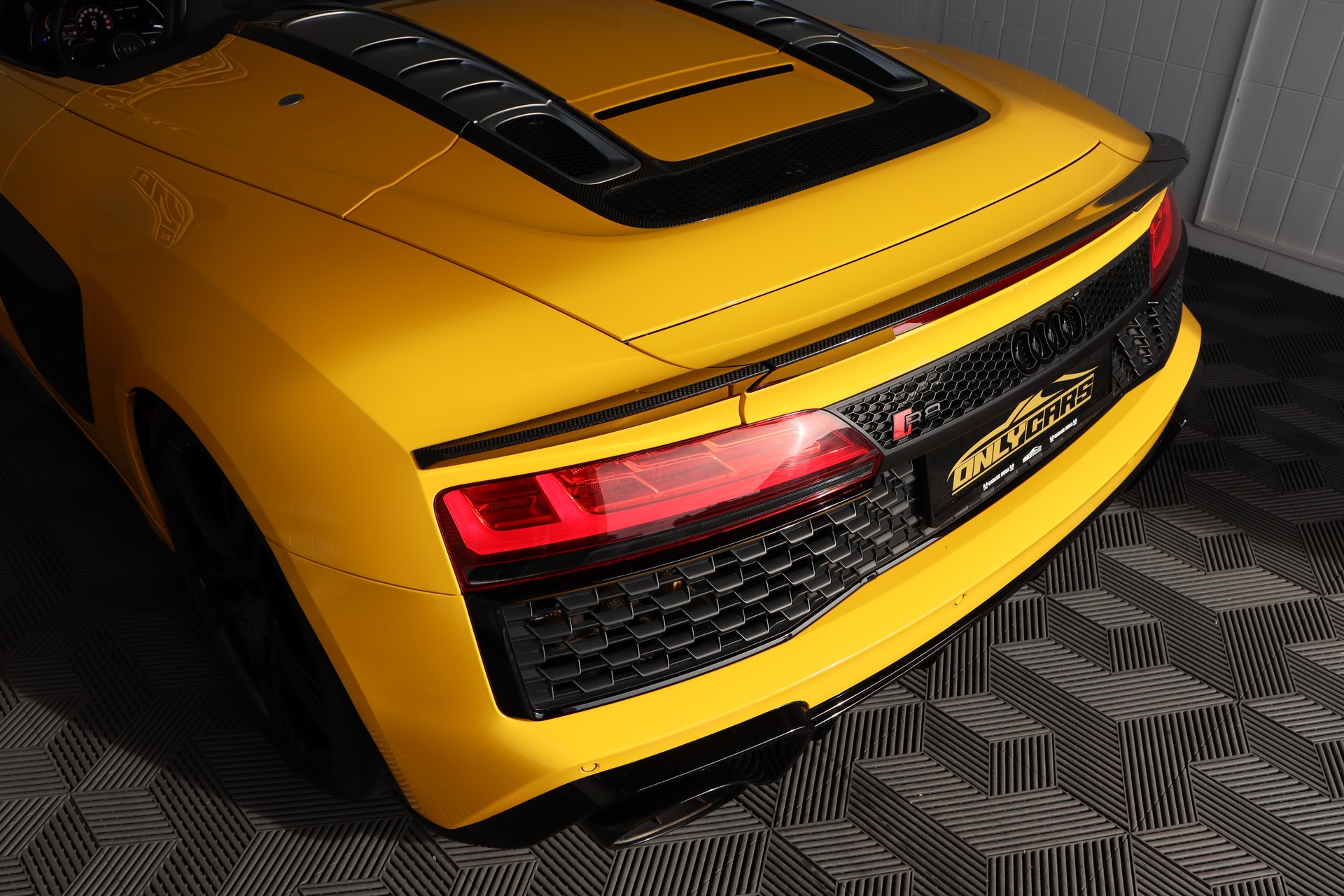 AUDI R8 SPYDER PERFORMANCE S-TRONIC * VEGAS-GELB * BANG & OLUFSEN * KW-GEWINDEFEDERN * VOLLLEDER * RÜCKFAHRKAMERA-image-12