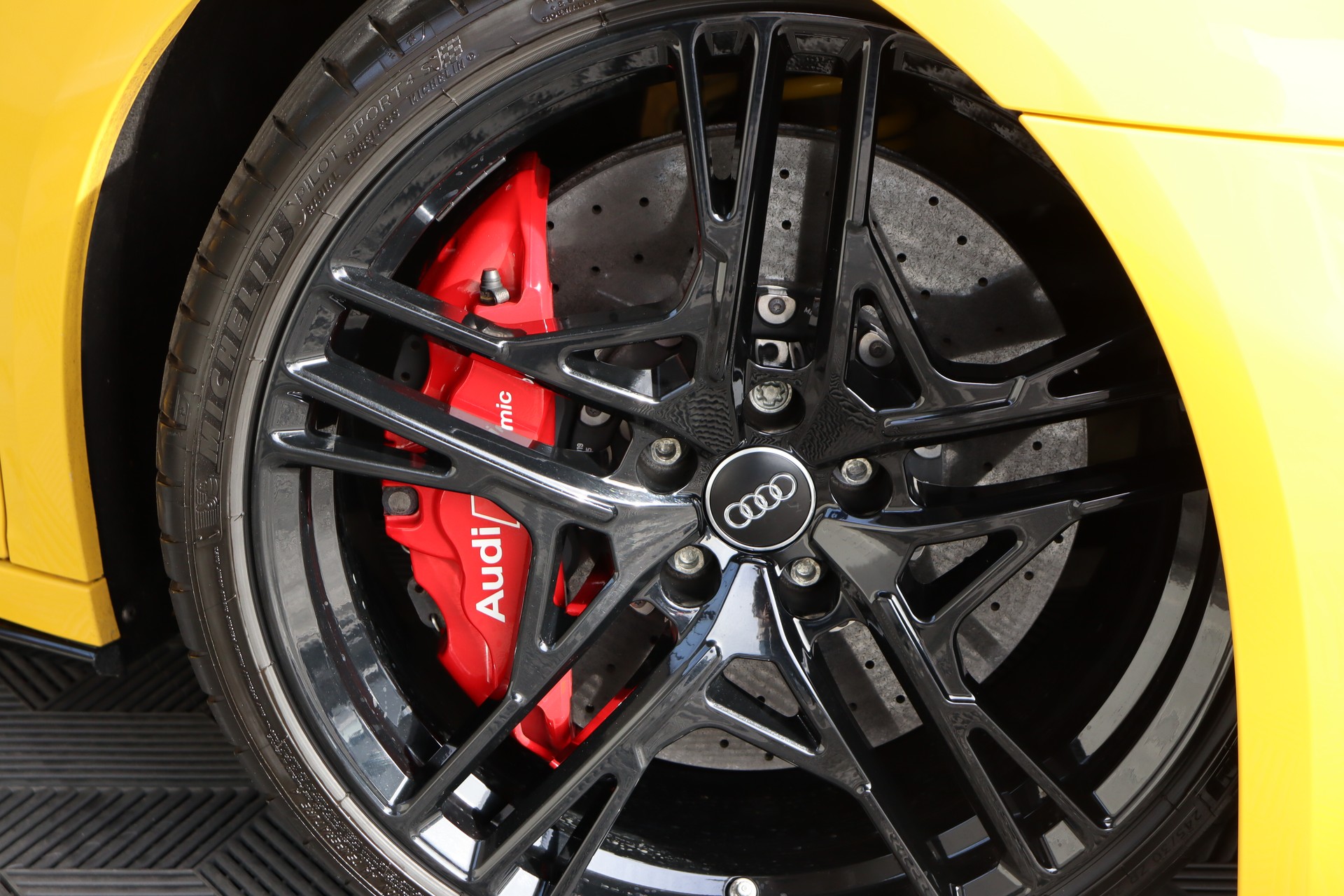 AUDI R8 SPYDER PERFORMANCE S-TRONIC * VEGAS-GELB * BANG & OLUFSEN * KW-GEWINDEFEDERN * VOLLLEDER * RÜCKFAHRKAMERA-image-9
