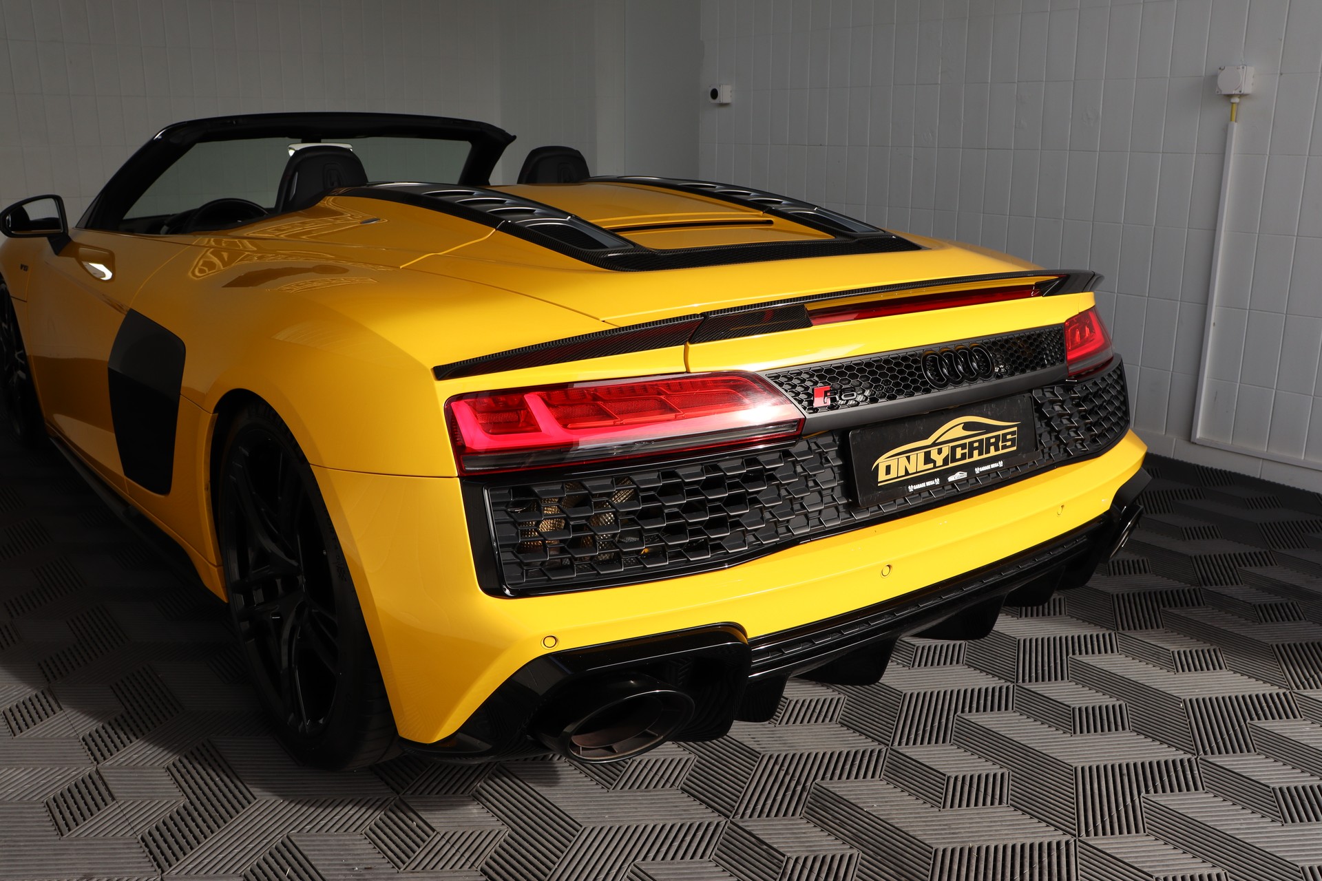 AUDI R8 SPYDER PERFORMANCE S-TRONIC * VEGAS-GELB * BANG & OLUFSEN * KW-GEWINDEFEDERN * VOLLLEDER * RÜCKFAHRKAMERA-image-11